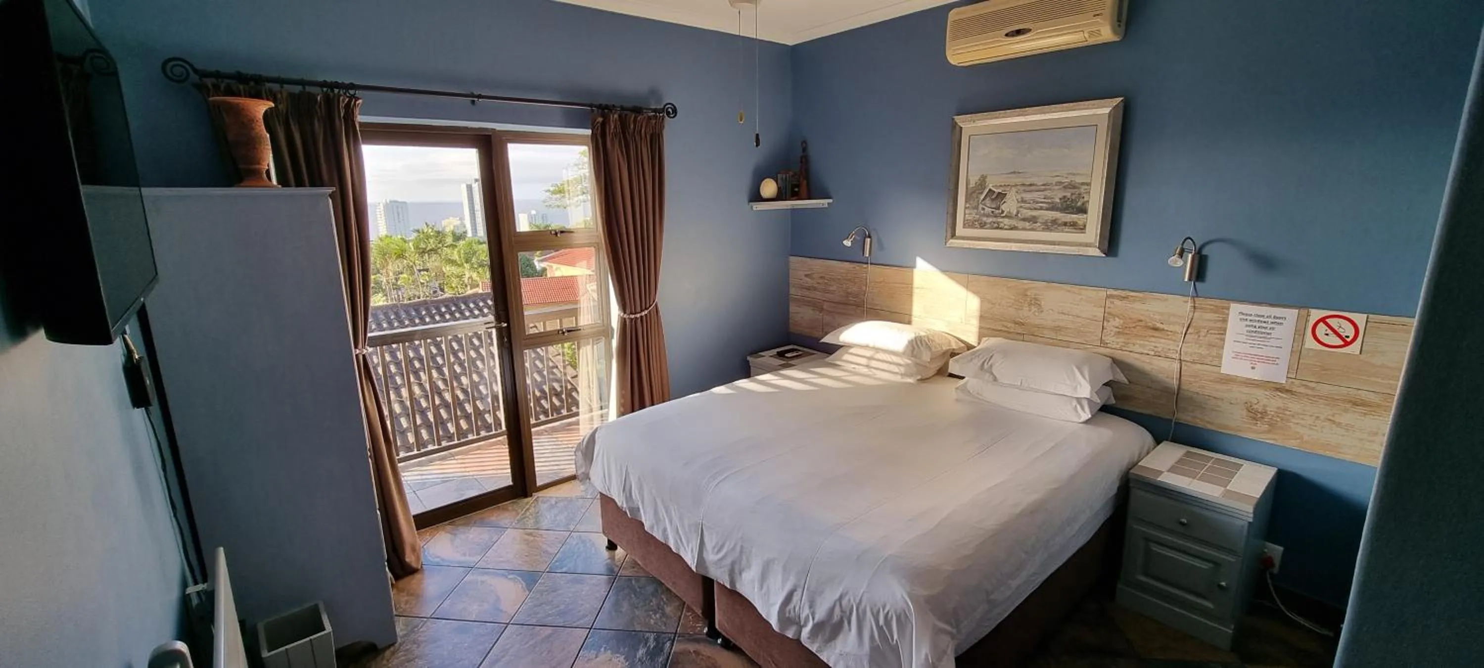 Photo of the whole room, Bed in Crooked Tree Cottage