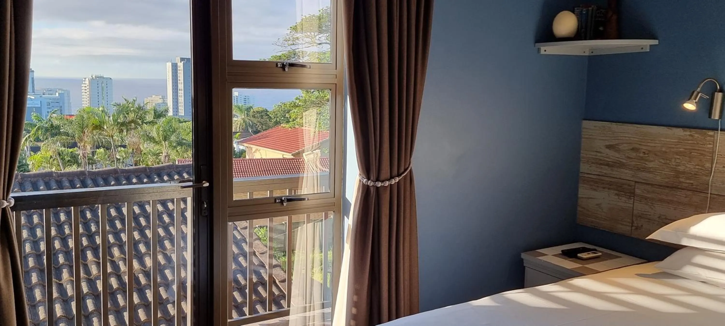 Sea view, Bed in Crooked Tree Cottage