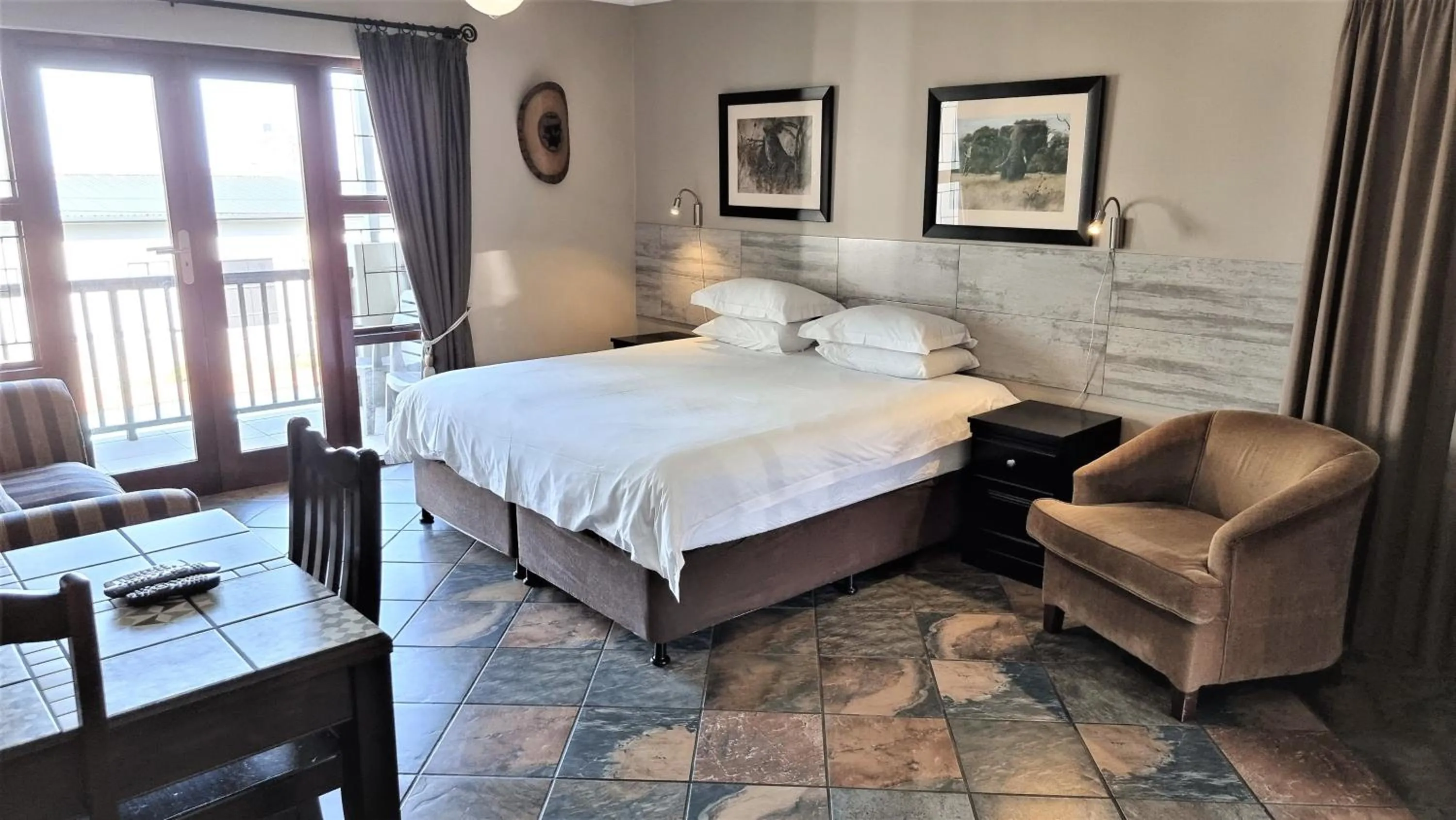 Bedroom, Bed in Crooked Tree Cottage