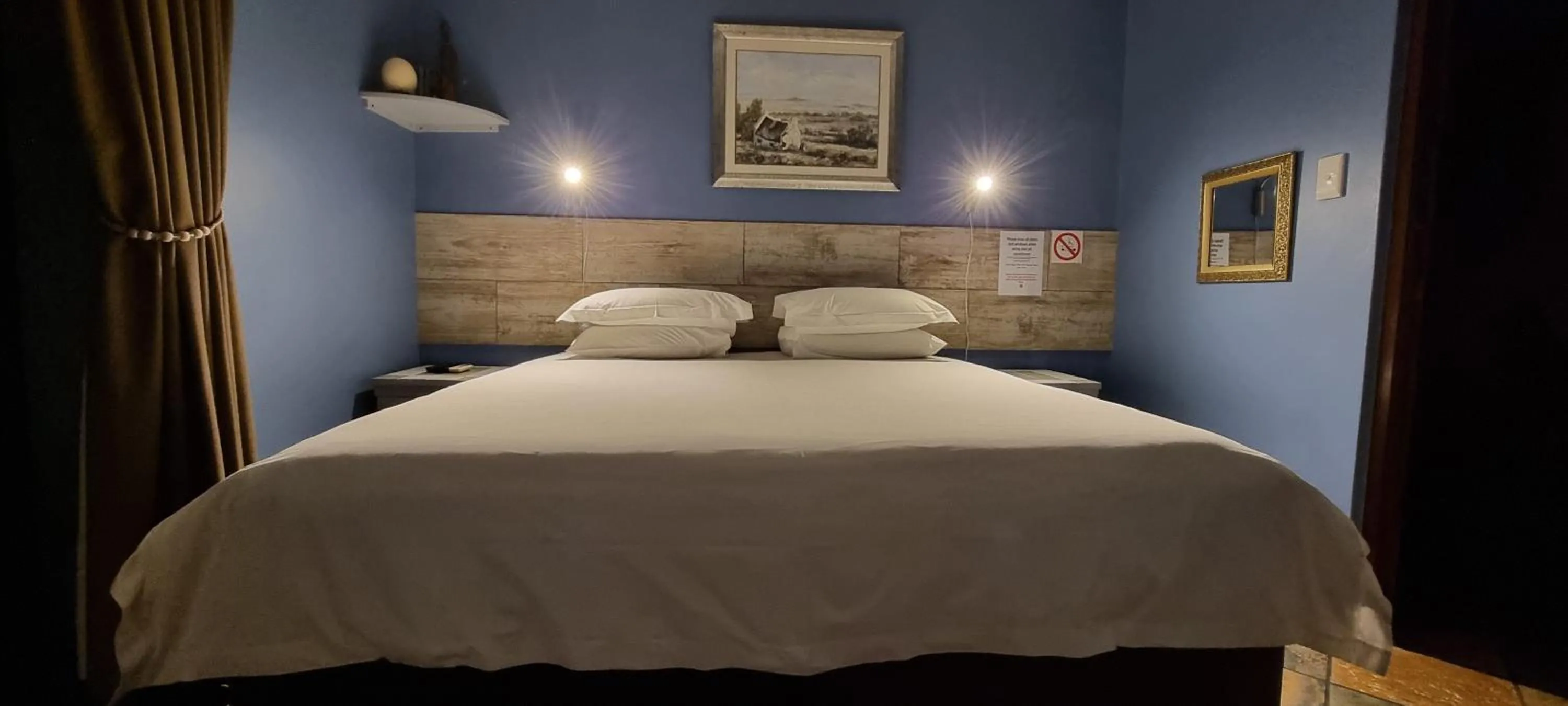 Photo of the whole room, Bed in Crooked Tree Cottage