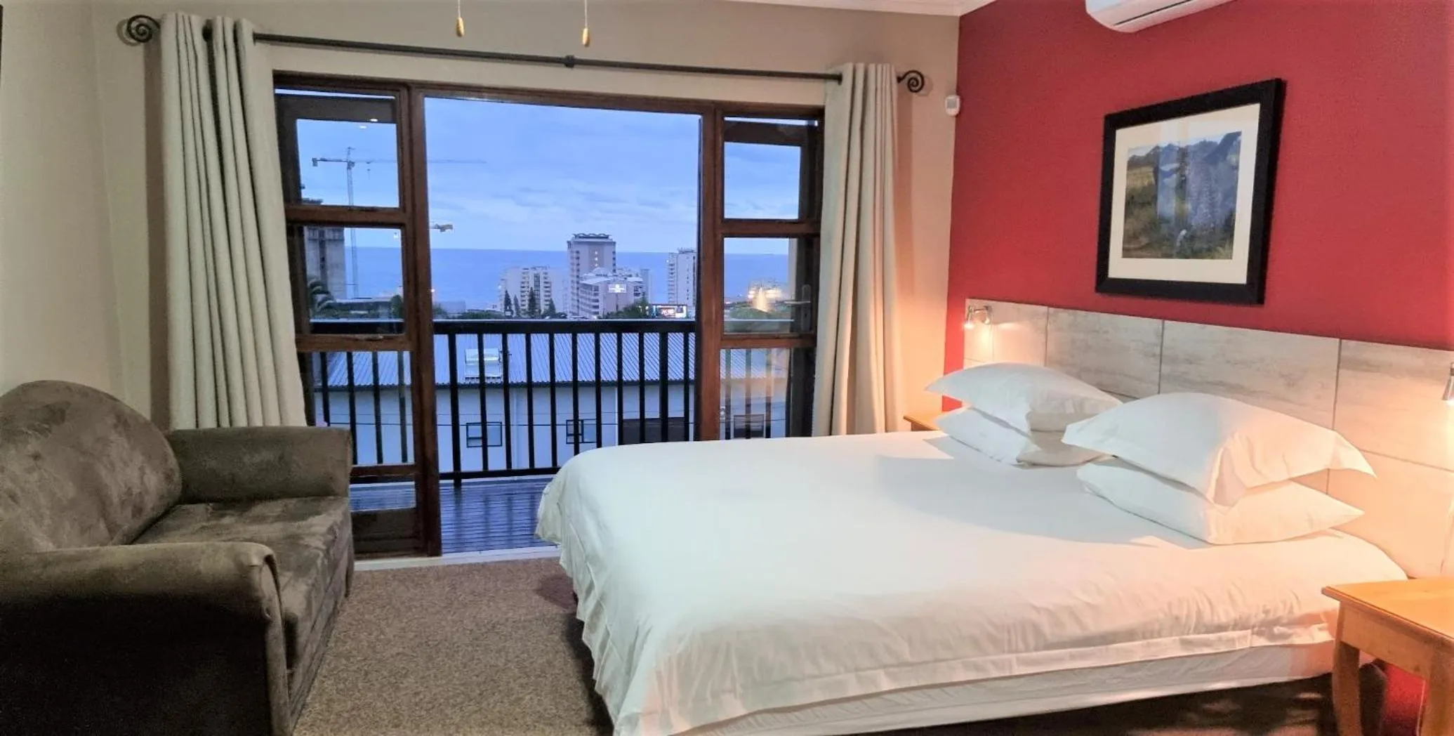 Bedroom, Bed in Crooked Tree Cottage