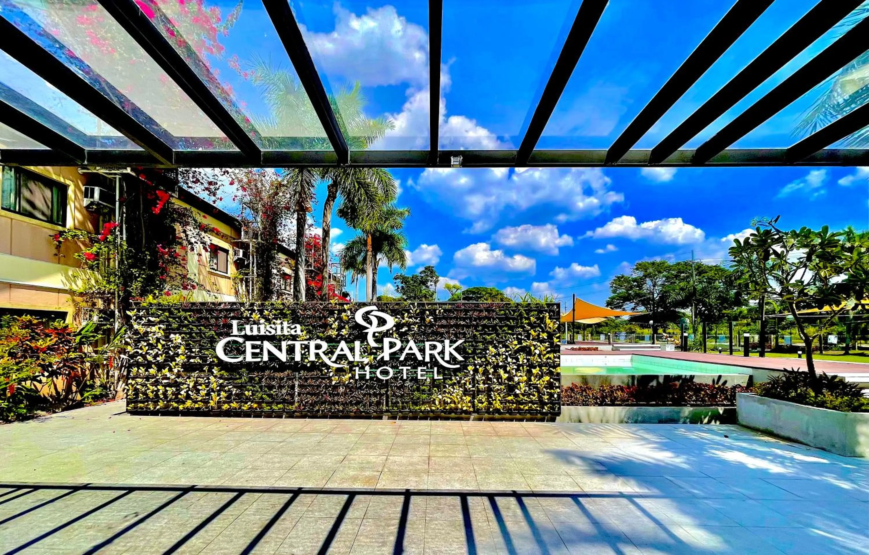 Swimming pool in Luisita Central Park Hotel