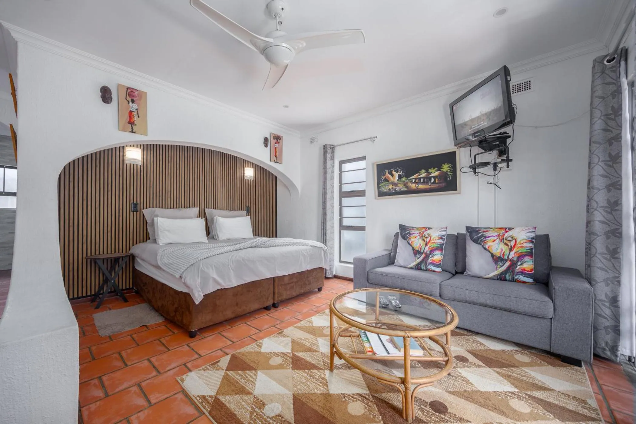 Photo of the whole room, Bed in Beachcomber Bay Guest House In South Africa