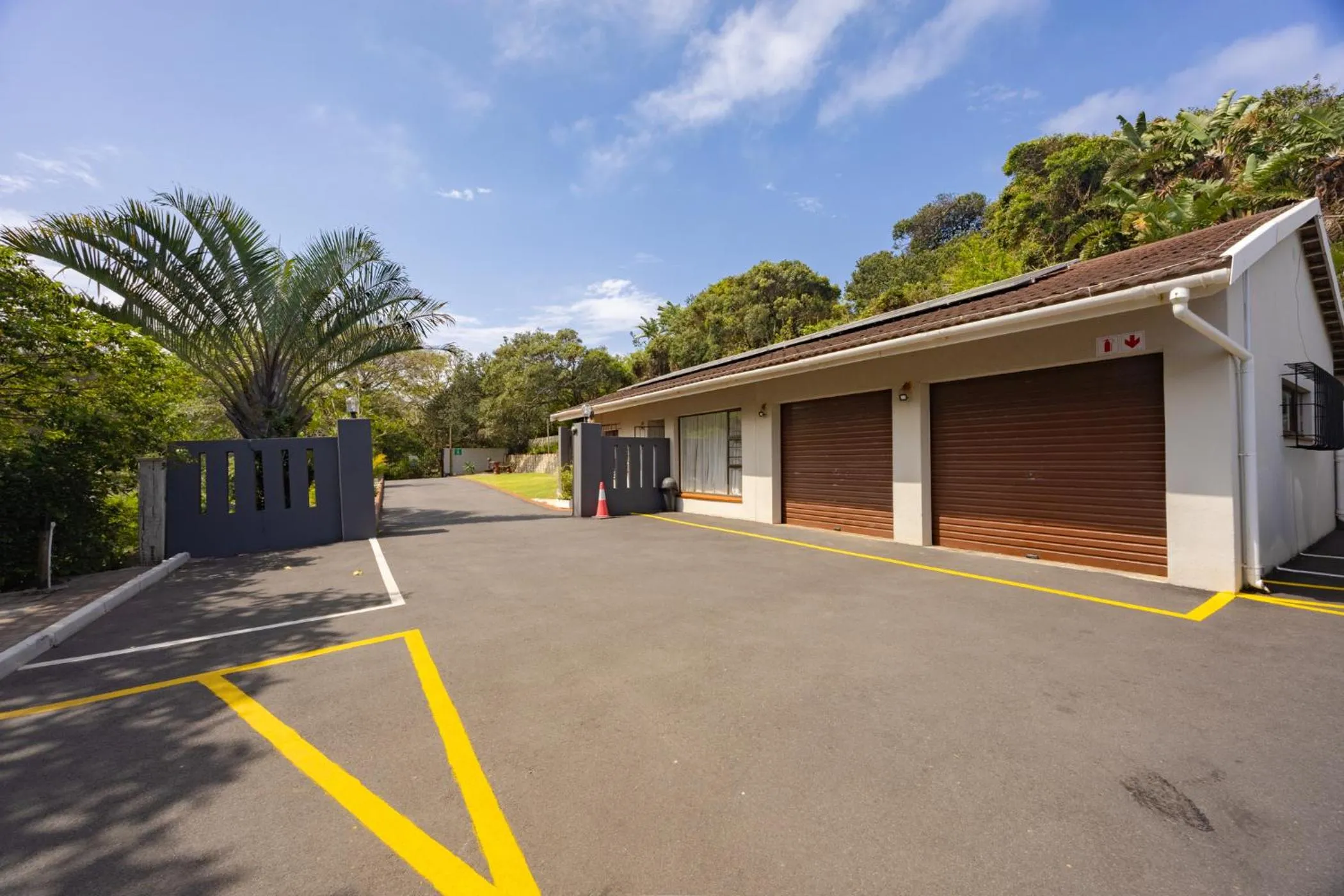 Parking in Beachcomber Bay Guest House In South Africa