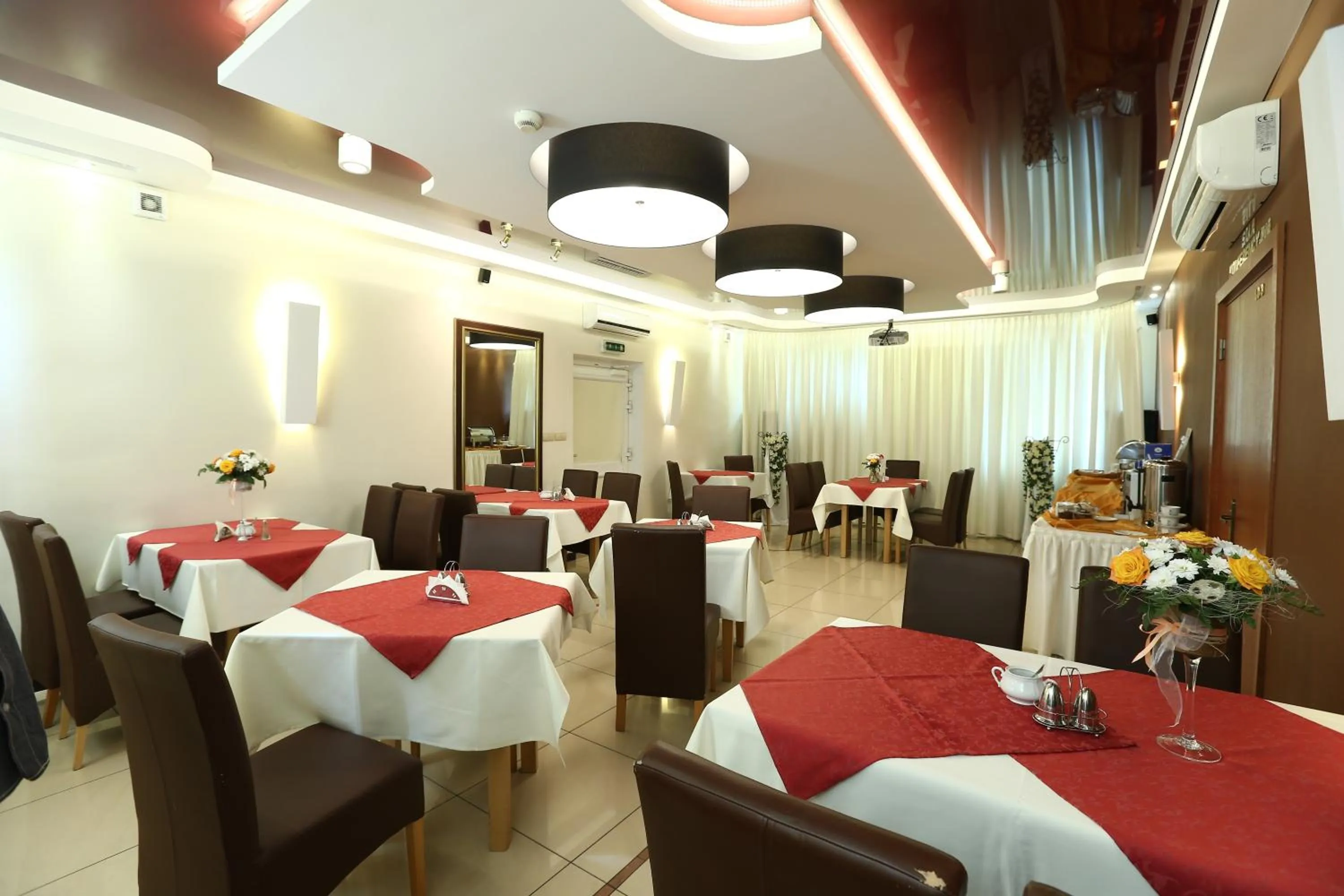 Restaurant/places to eat in Hotel Korona