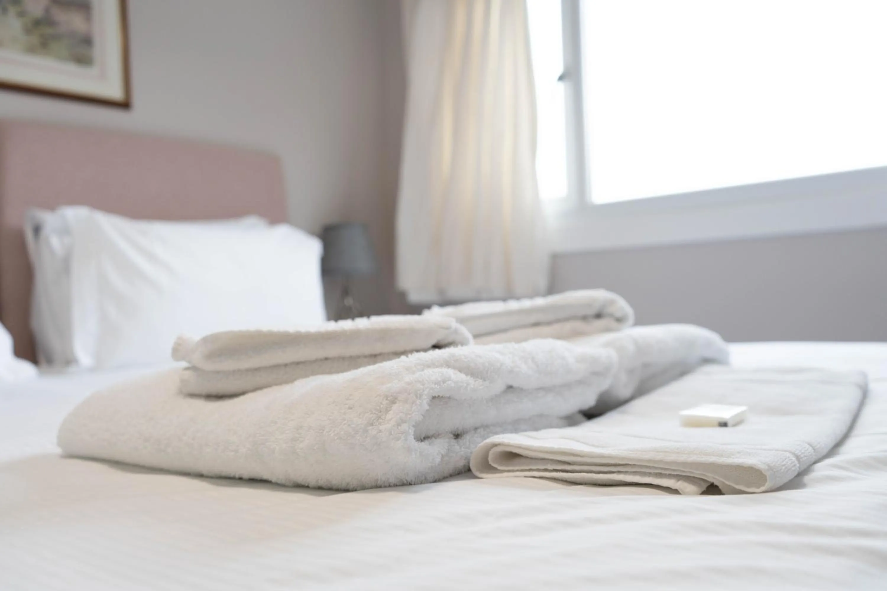 Queen Room with Sea View in The Tobermory Hotel