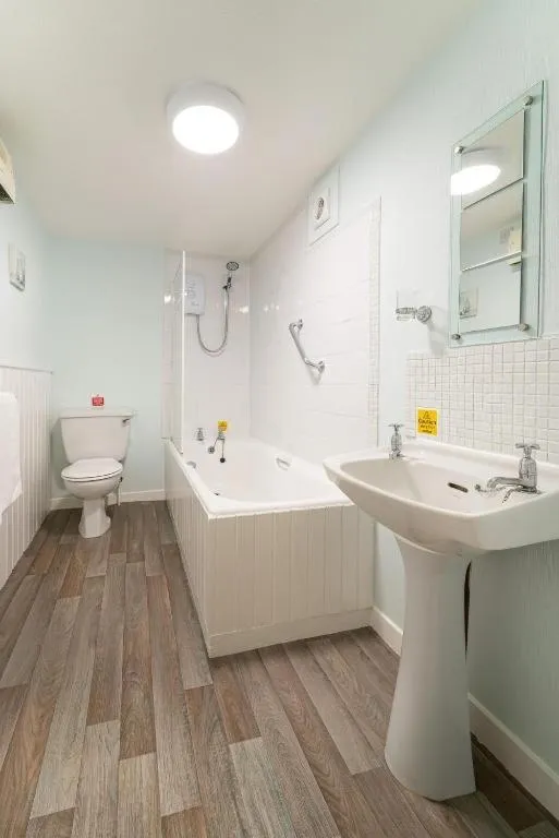 Queen Room with Shared Bathroom in The Tobermory Hotel