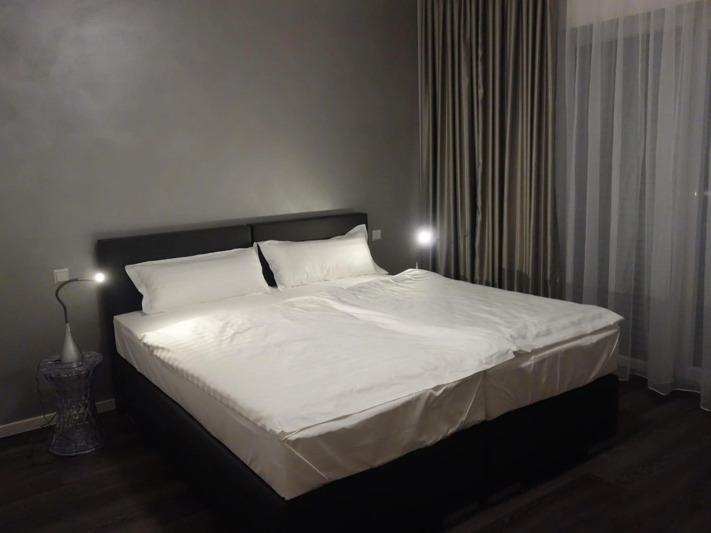 Photo of the whole room, Bed in Victoria Living