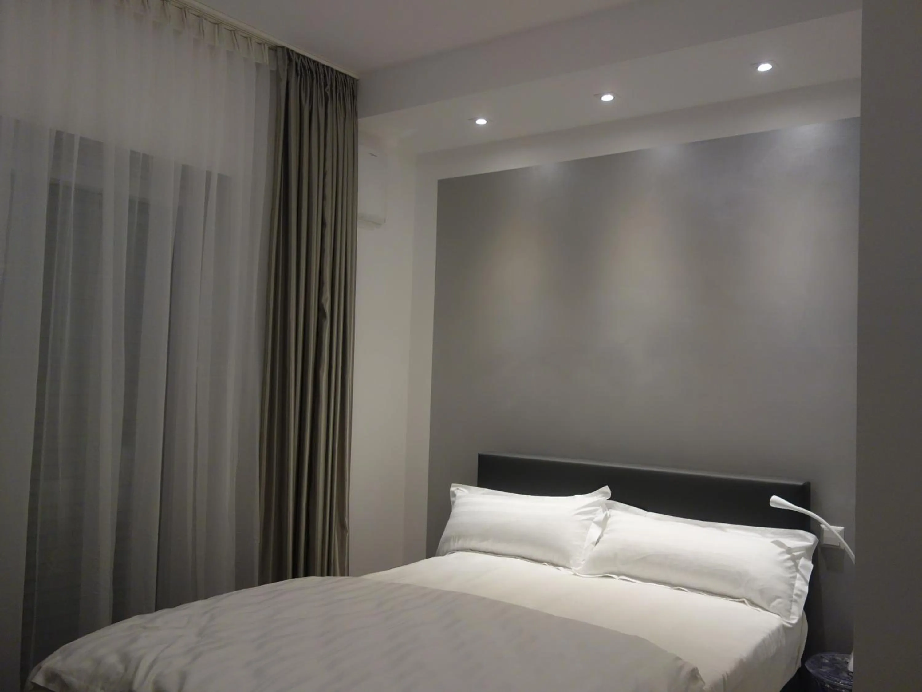 Photo of the whole room, Bed in Victoria Living