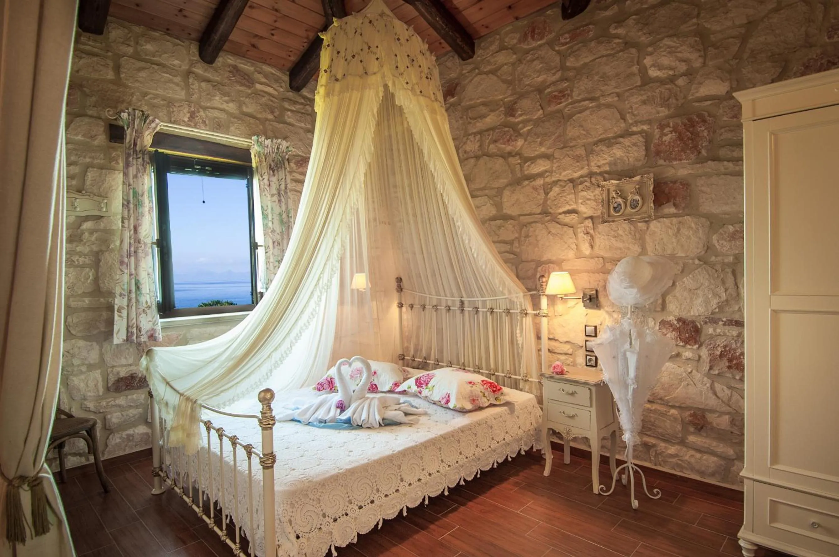 Bed in Kavos Psarou Villas