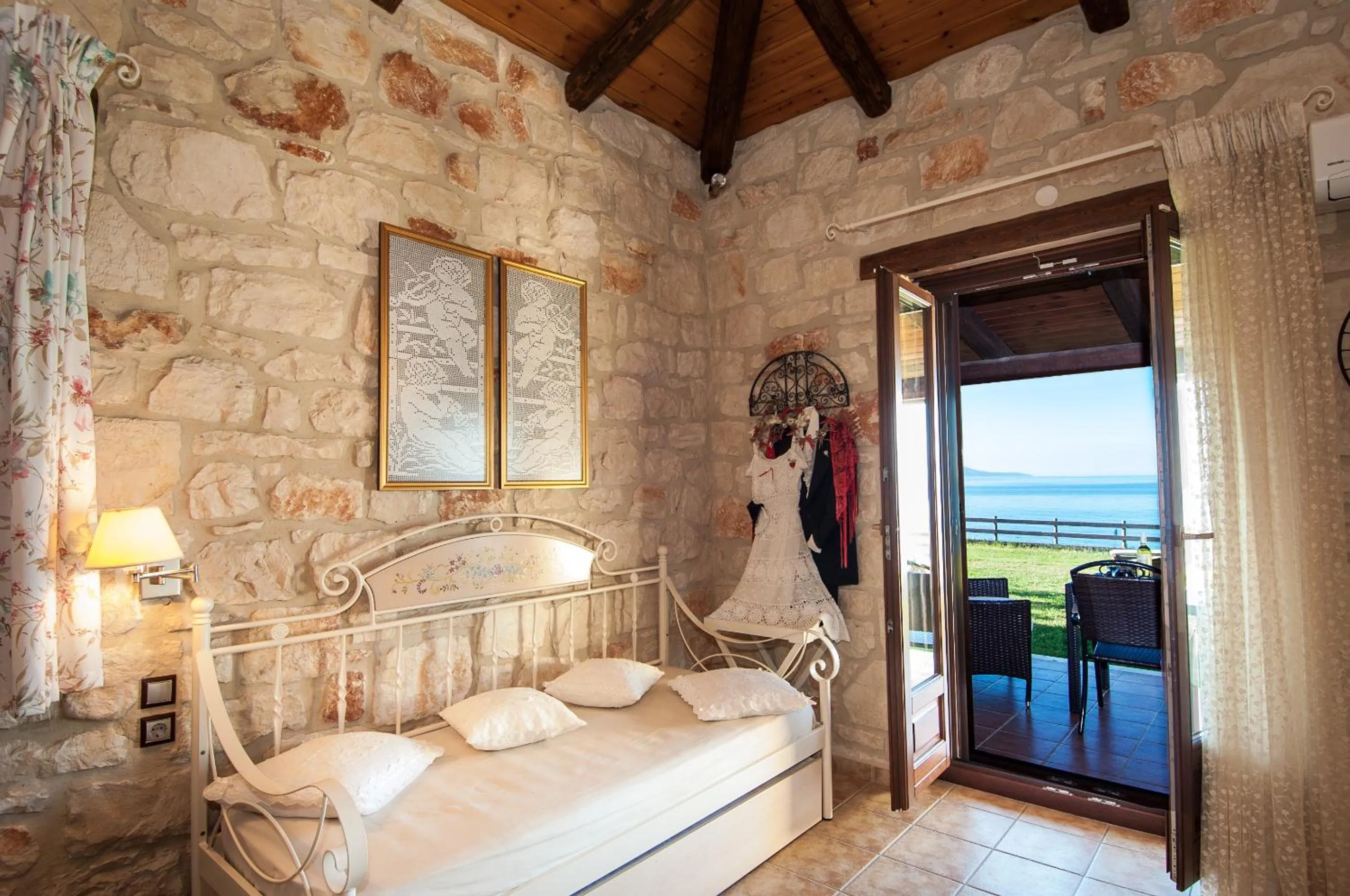 Bed in Kavos Psarou Villas