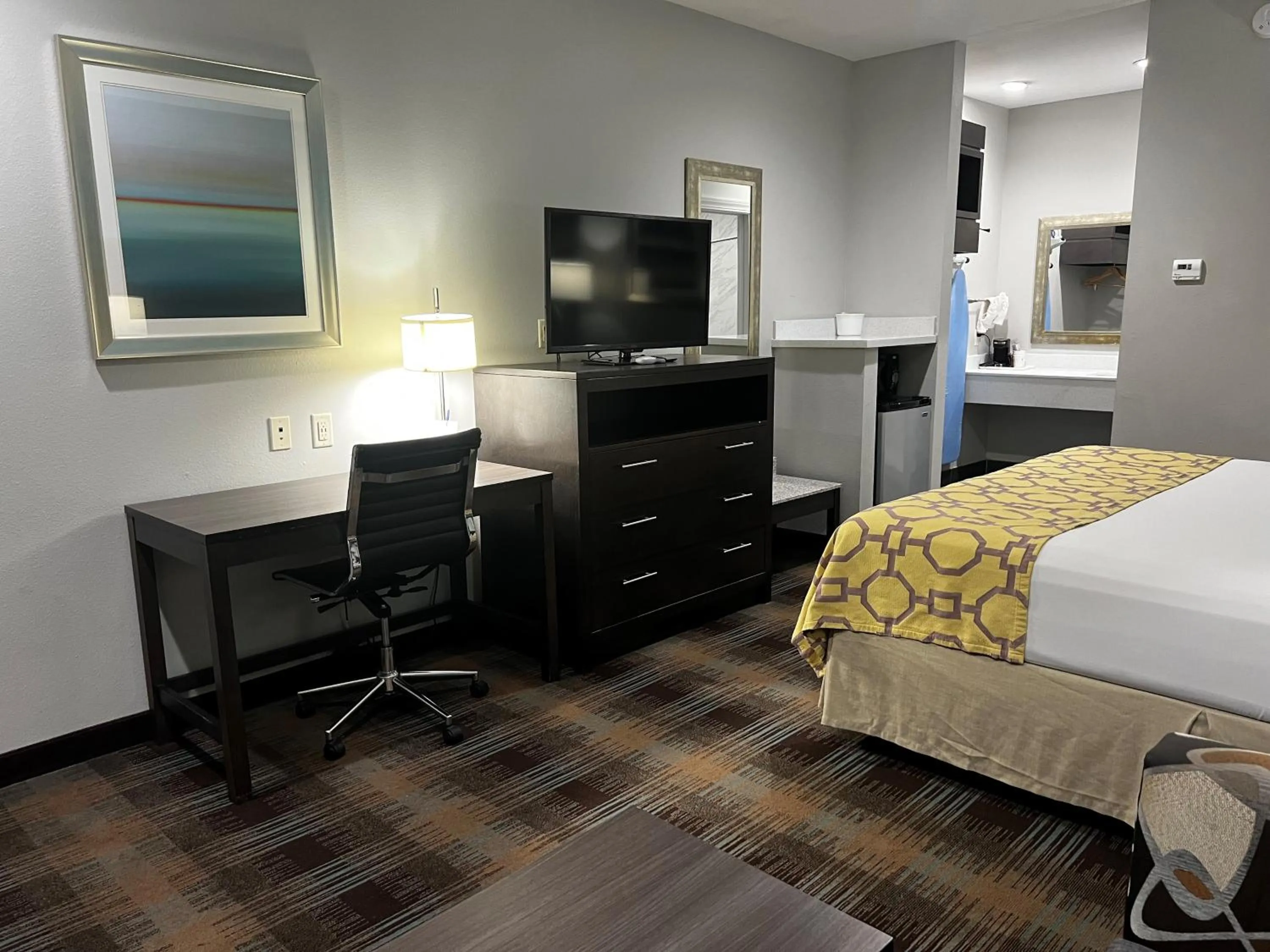 Photo of the whole room, Bed in Baymont by Wyndham Bryan College Station