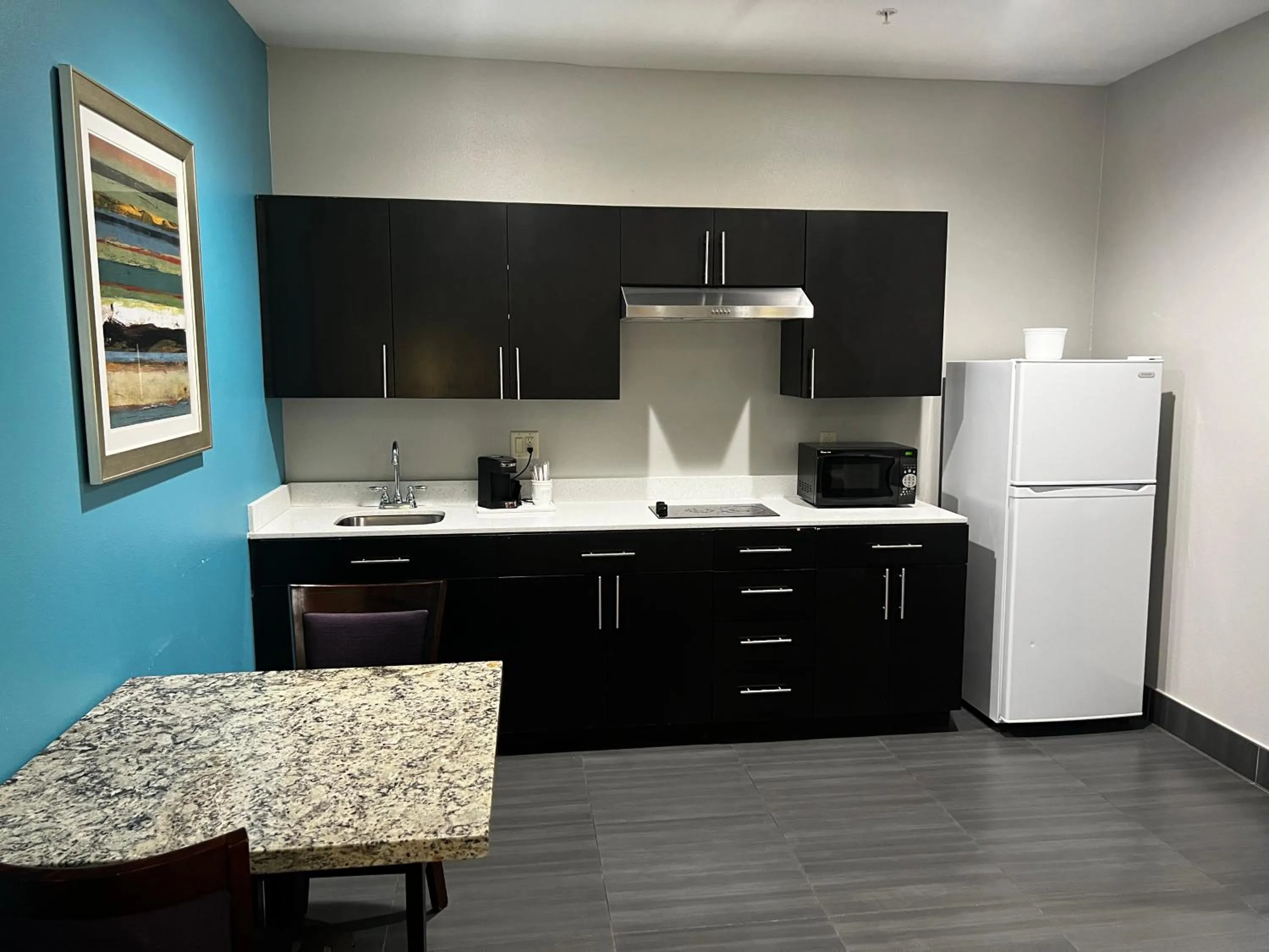 Kitchen or kitchenette in Baymont by Wyndham Bryan College Station