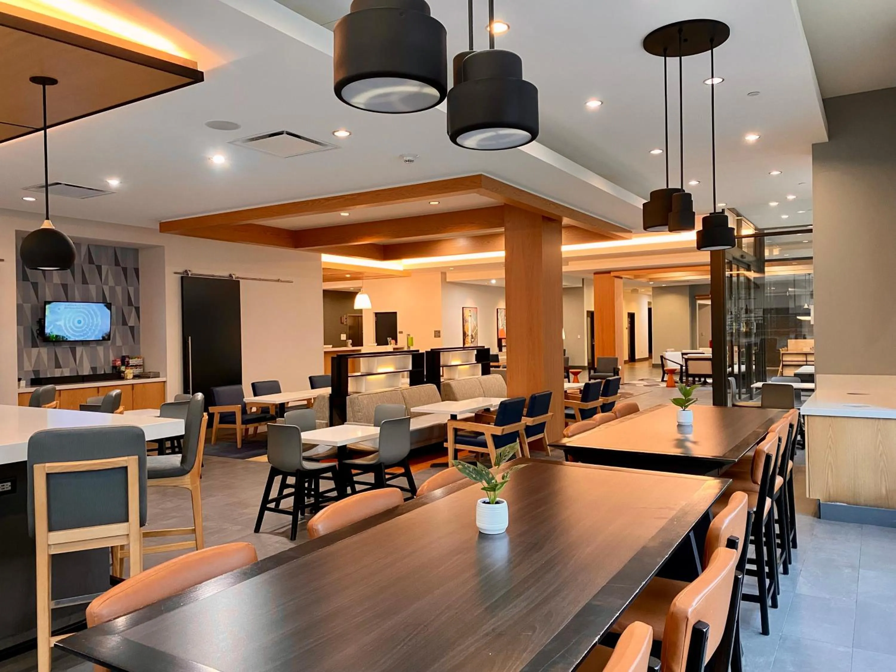 Restaurant/places to eat in Hyatt House Chicago/Evanston