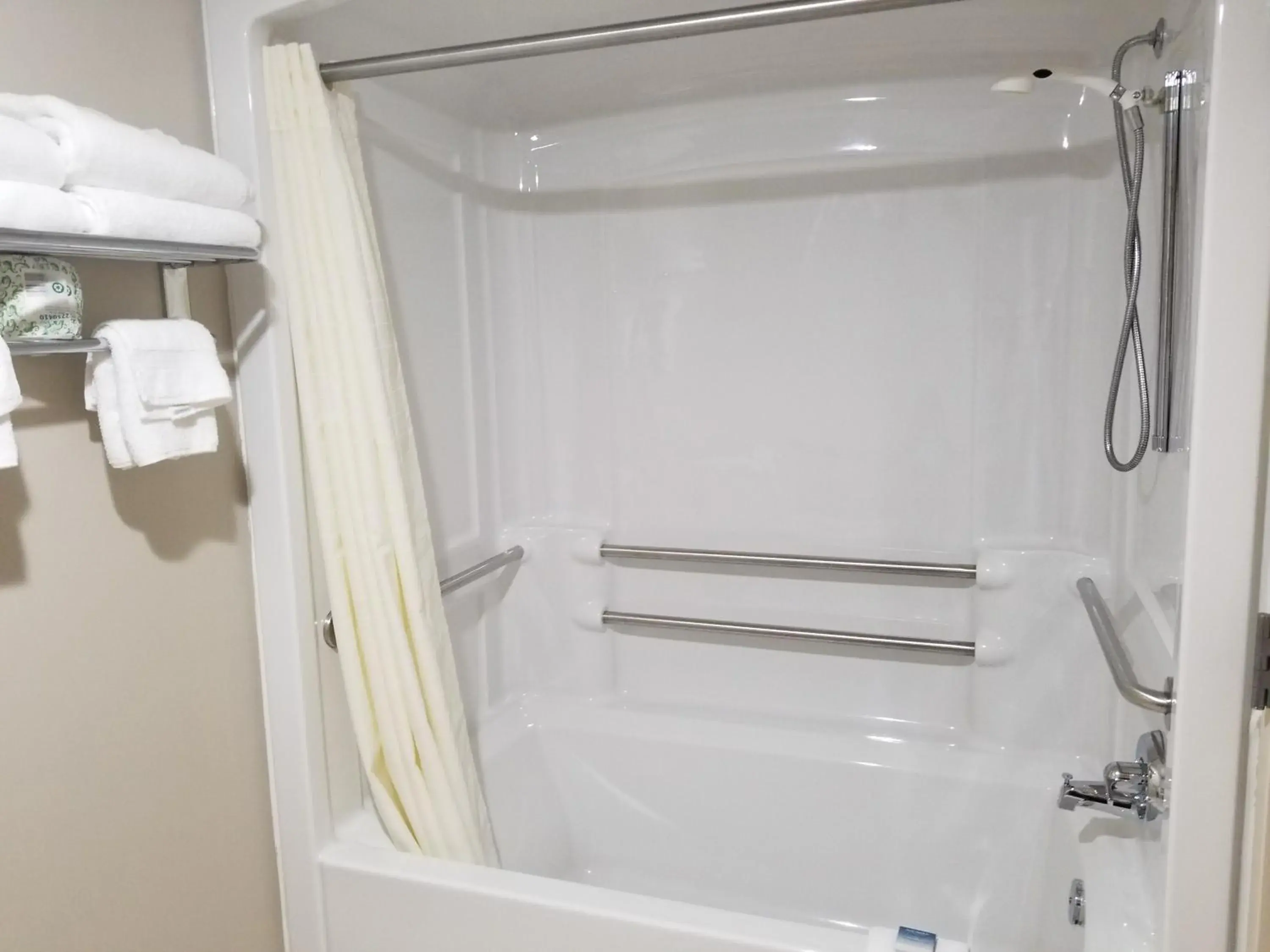 Queen Room with Two Queen Beds - Non-Smoking/Disability Access in Best Western Beacon Inn Queen Room with Two Queen Beds - Non-Smoking/Disability Access in Best Western Beacon Inn