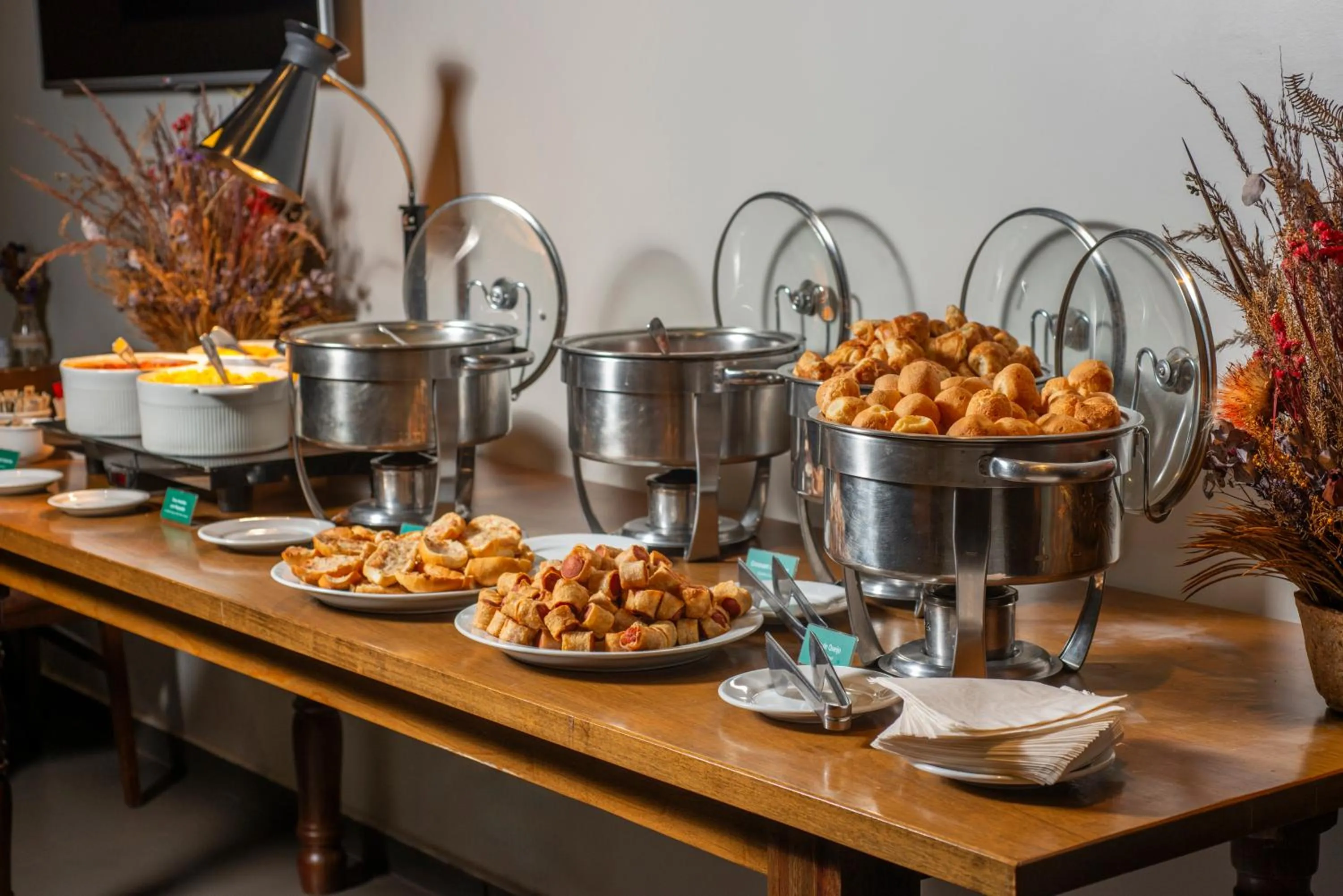 Buffet breakfast in Hotel Laghetto Pedras Altas