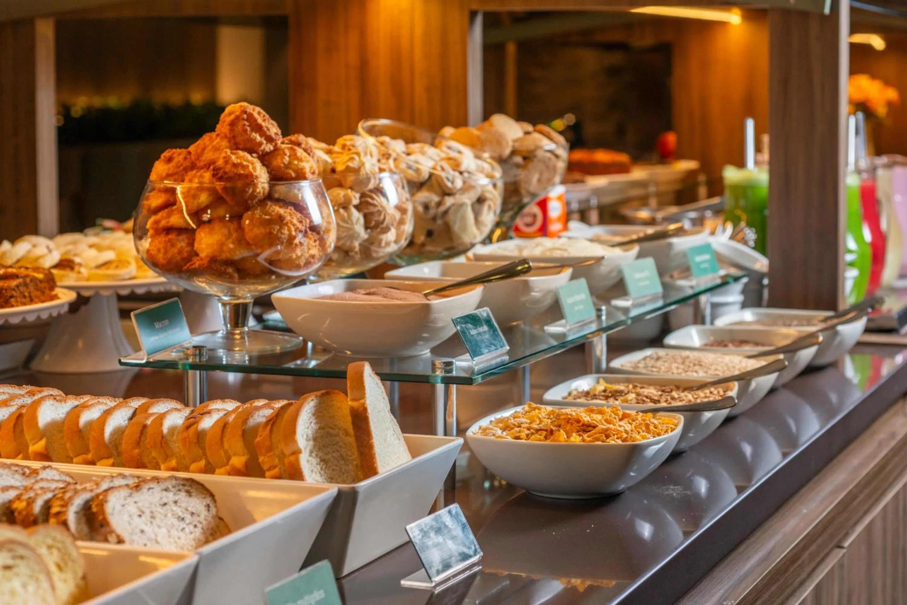 Buffet breakfast in Hotel Laghetto Pedras Altas