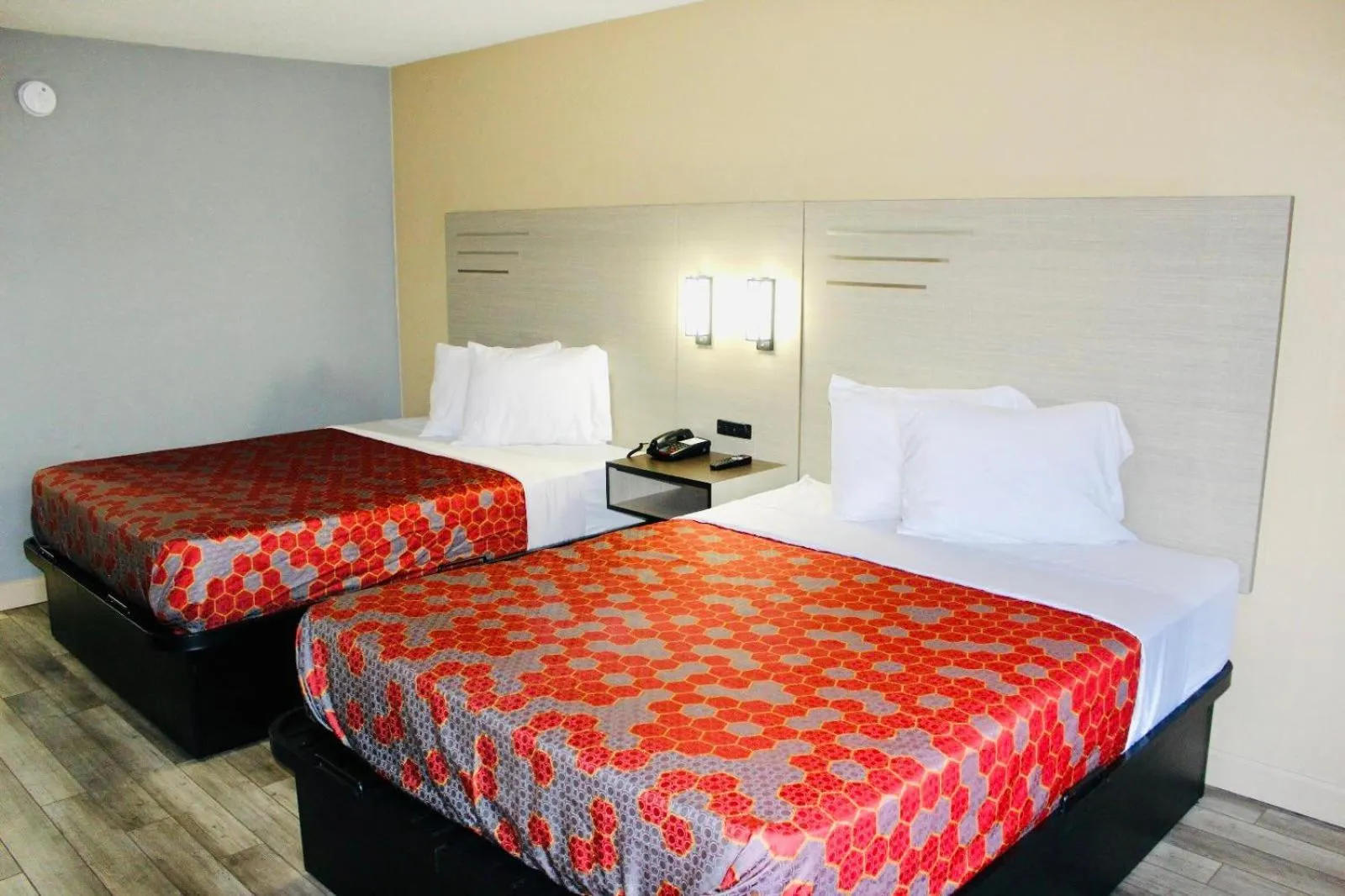 Bed in Milan inn & Suites