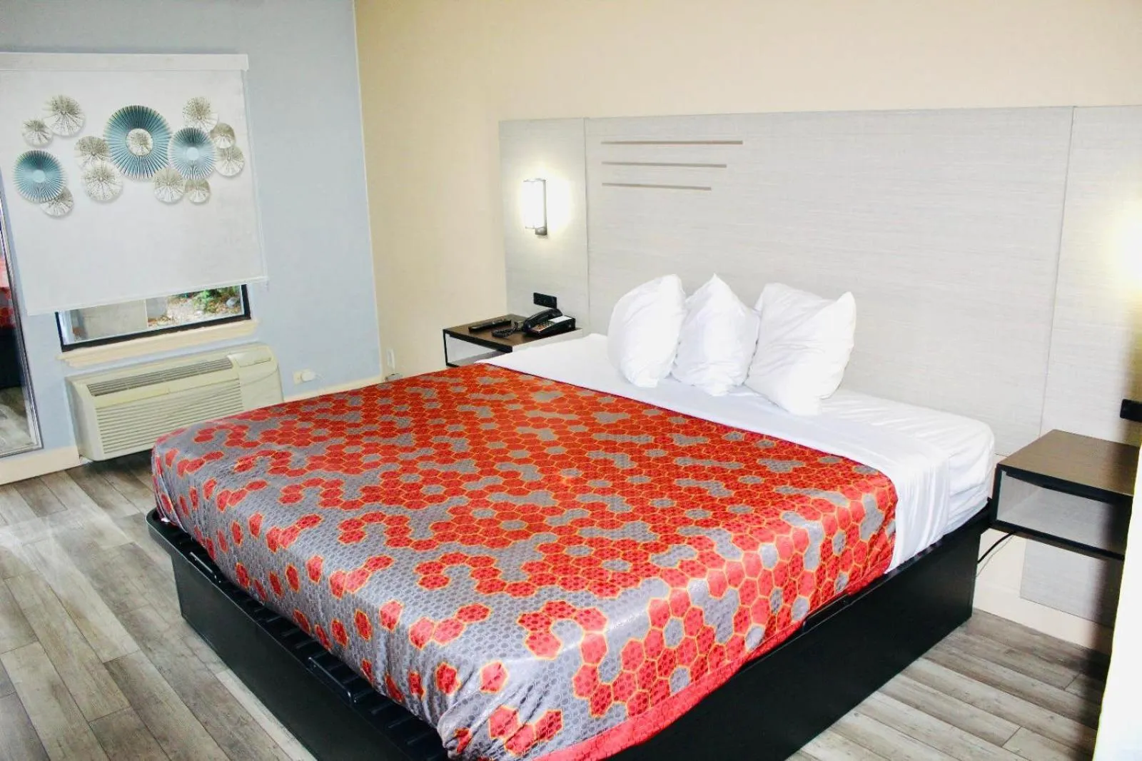 Bed in Milan inn & Suites