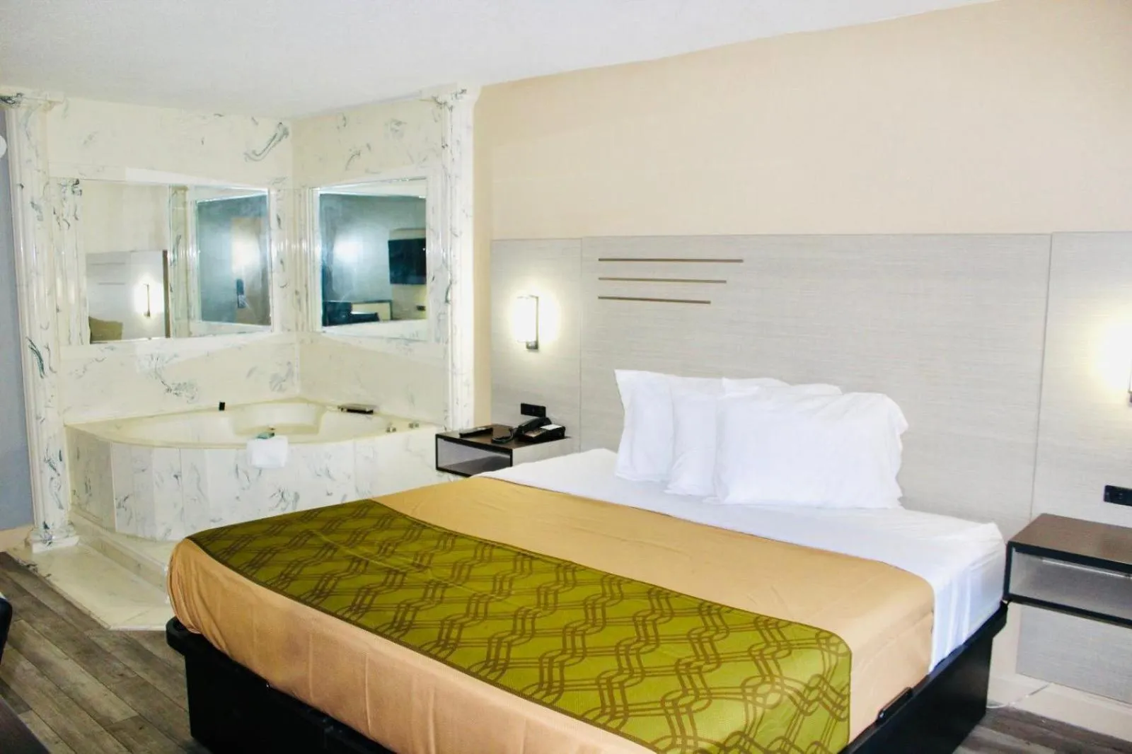 Bed in Milan inn & Suites