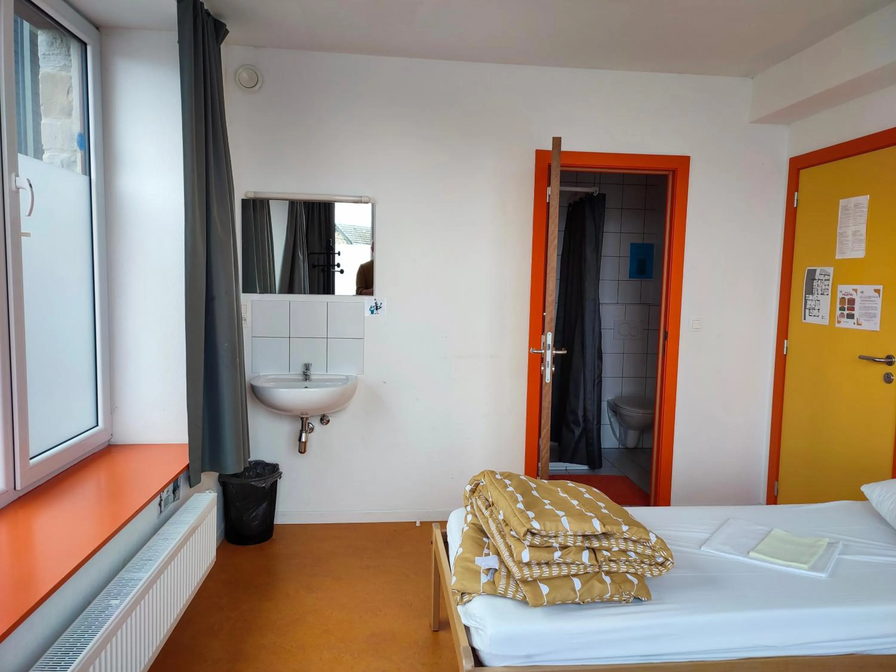 Bathroom, Bed in Le Fagotin - Youth hostel