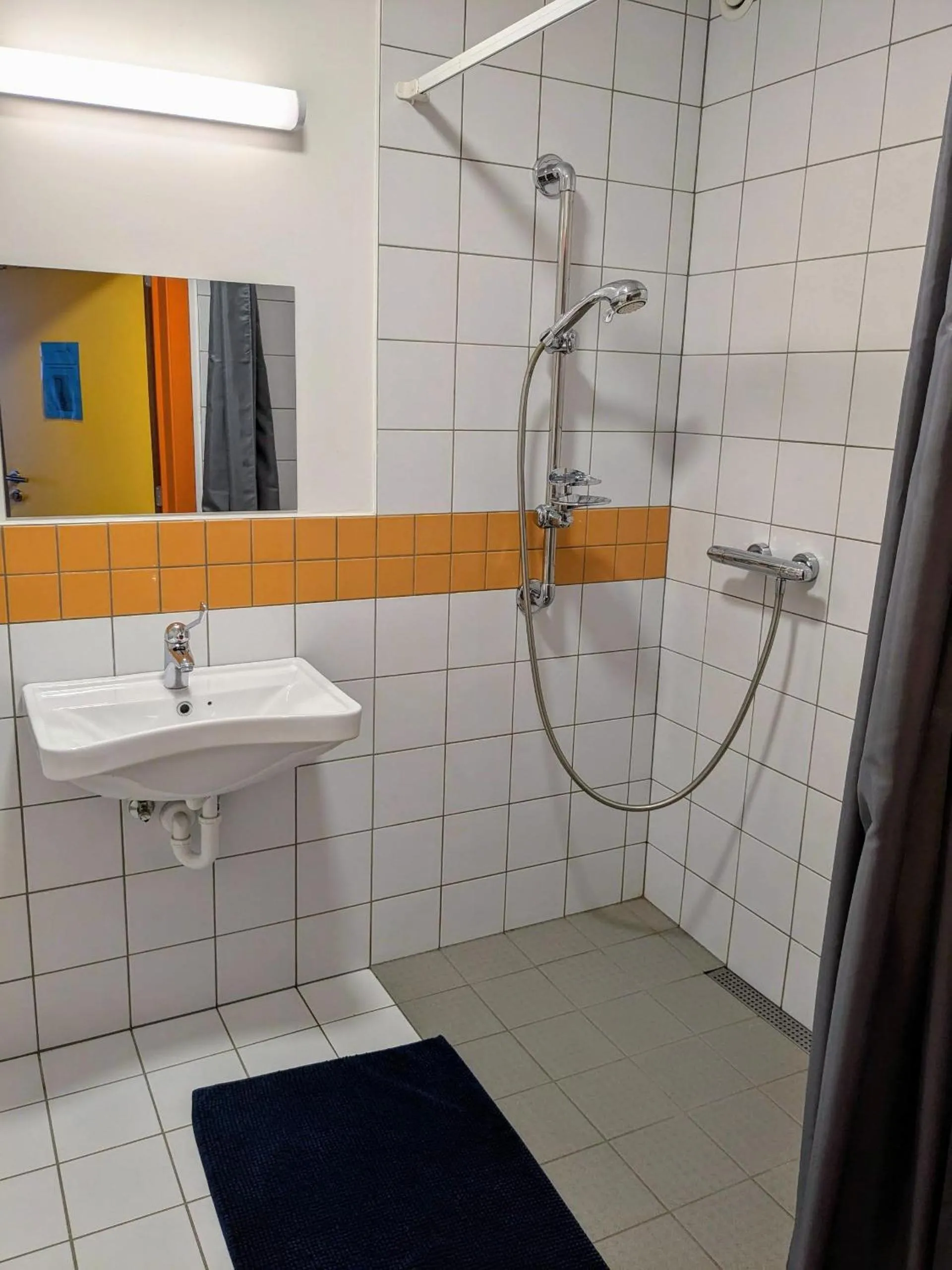Shower in Le Fagotin - Youth hostel