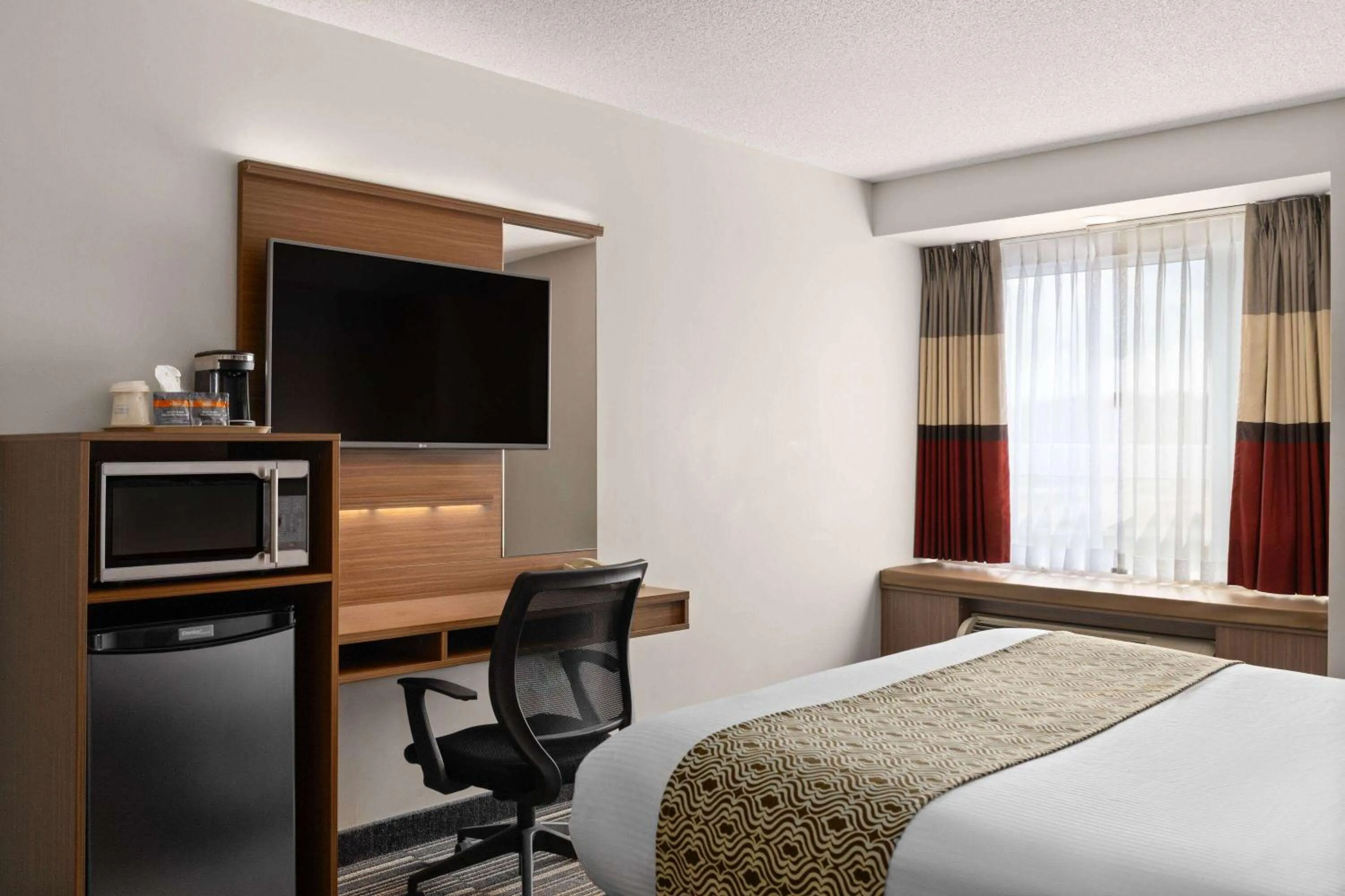 Photo of the whole room, Bed in Microtel Inn & Suites by Wyndham Kirkland Lake