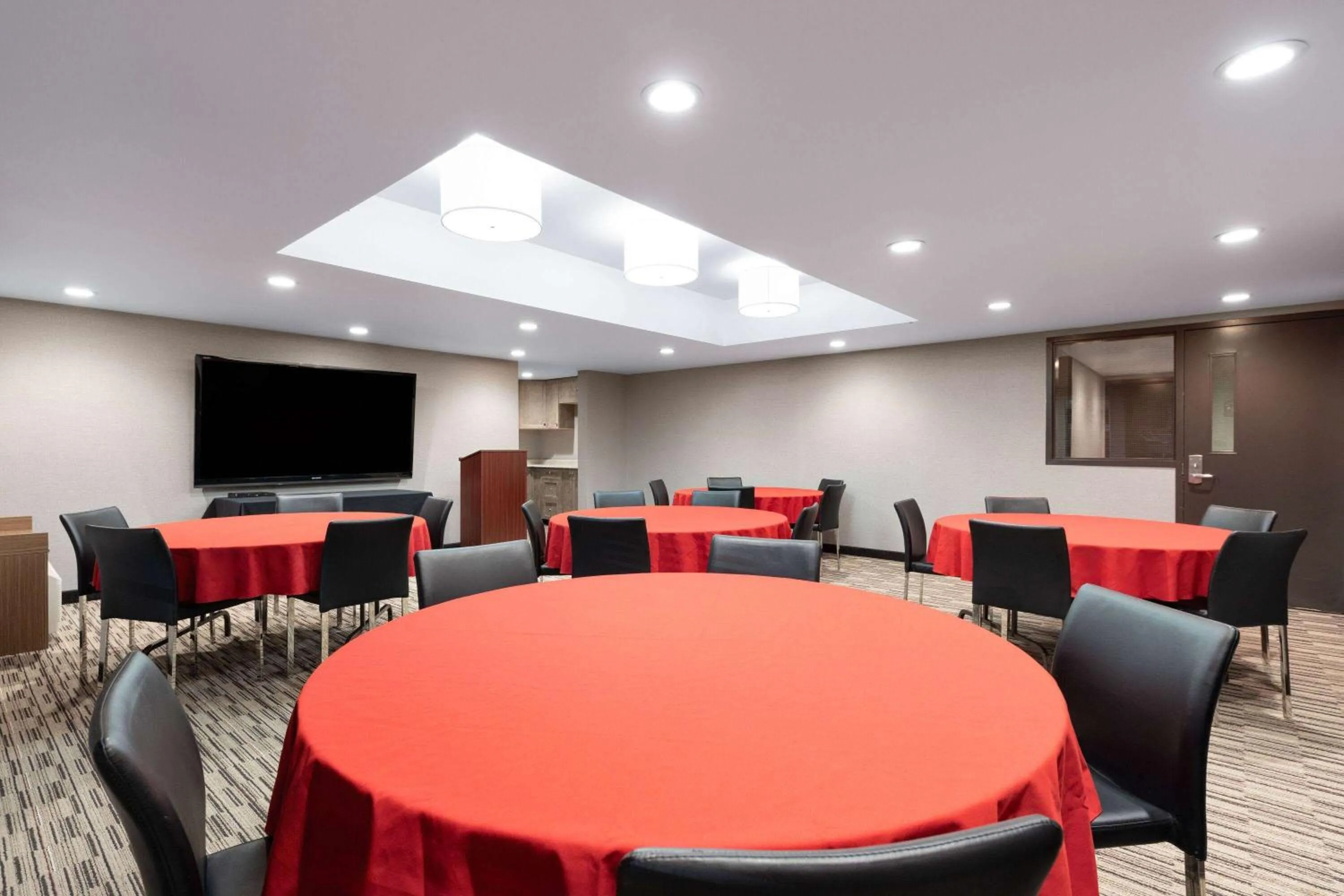 Meeting/conference room in Microtel Inn & Suites by Wyndham Kirkland Lake
