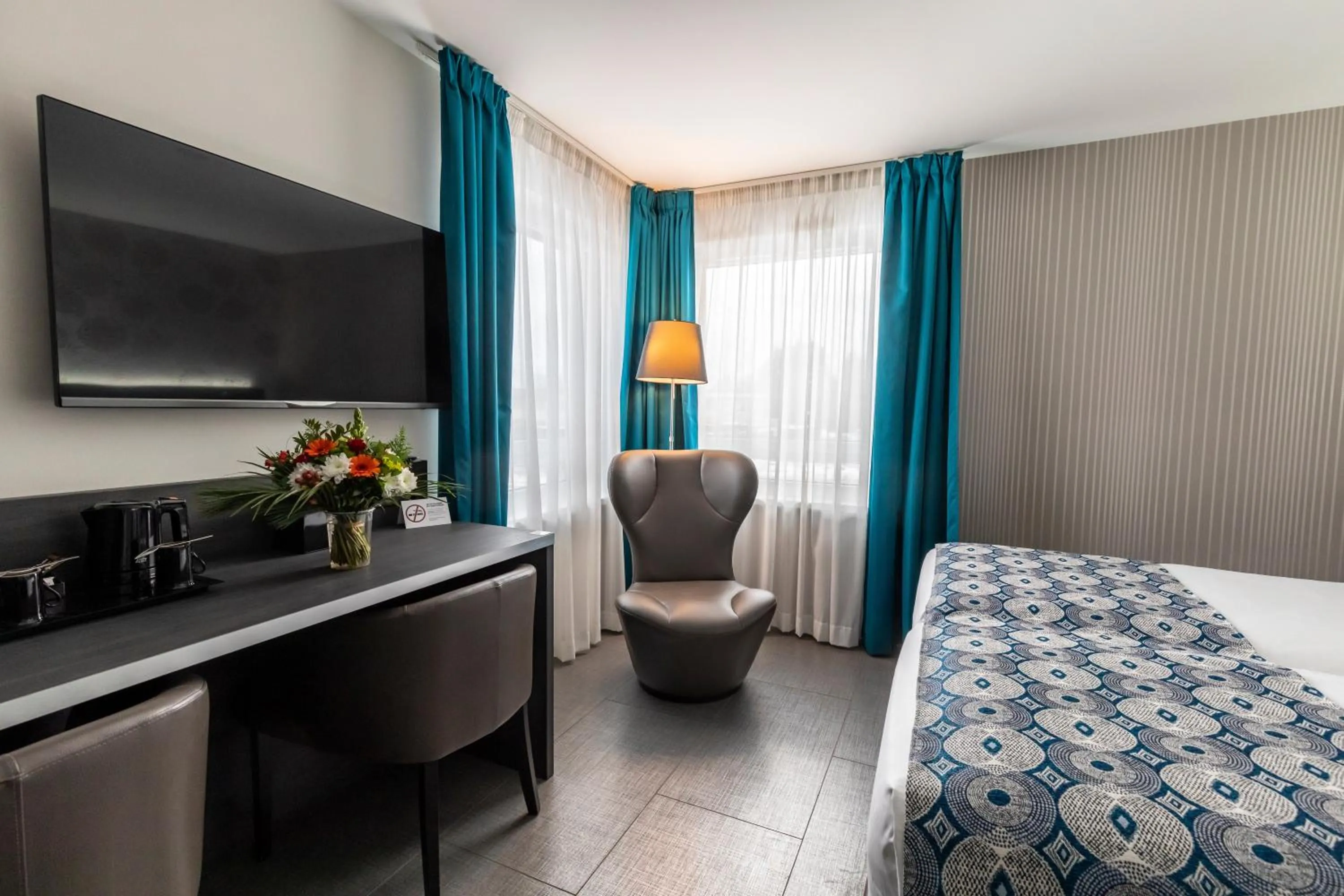 TV and multimedia, Bed in Mercure Bale Mulhouse Aeroport