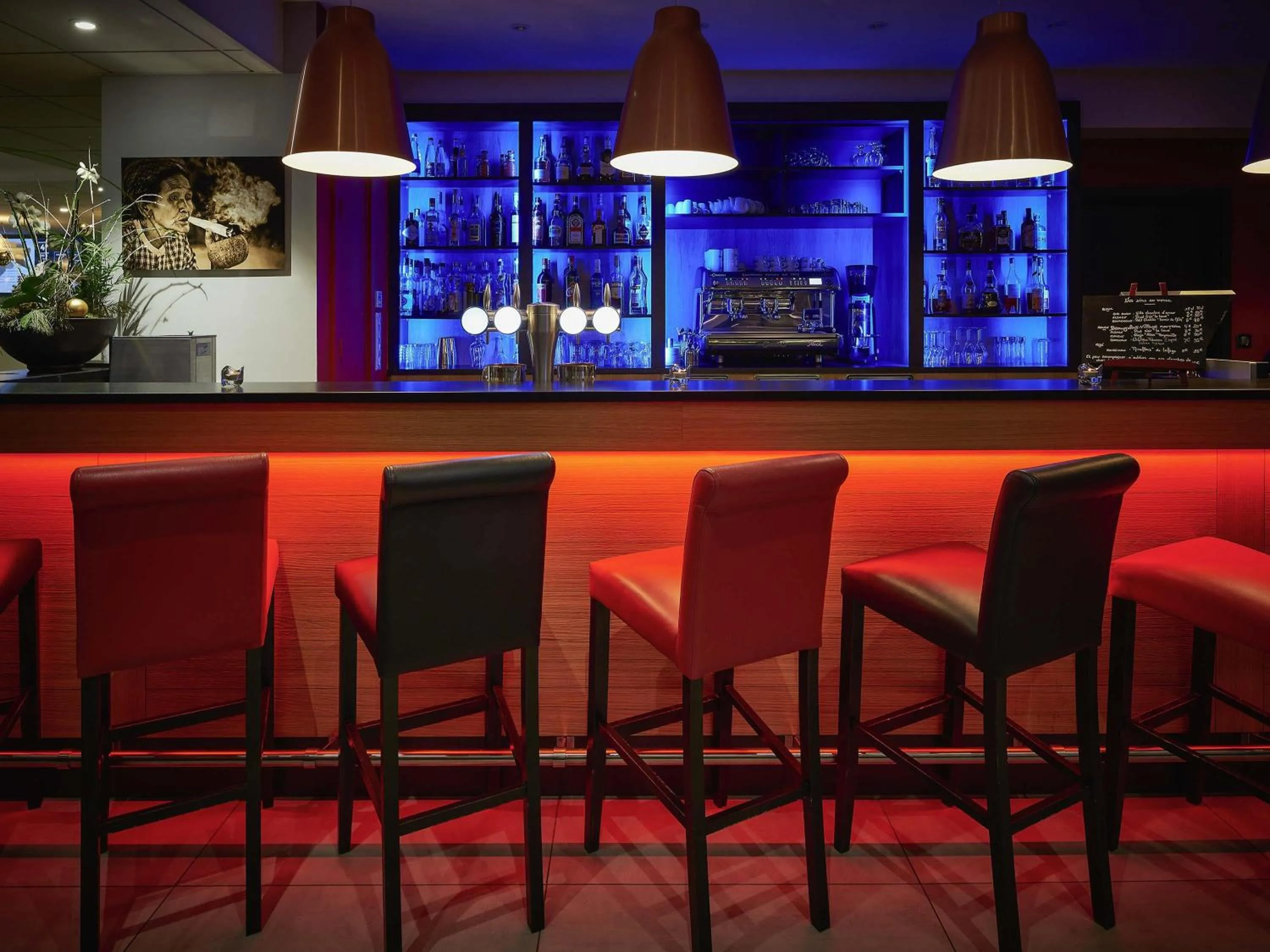 Lounge or bar in Mercure Bale Mulhouse Aeroport