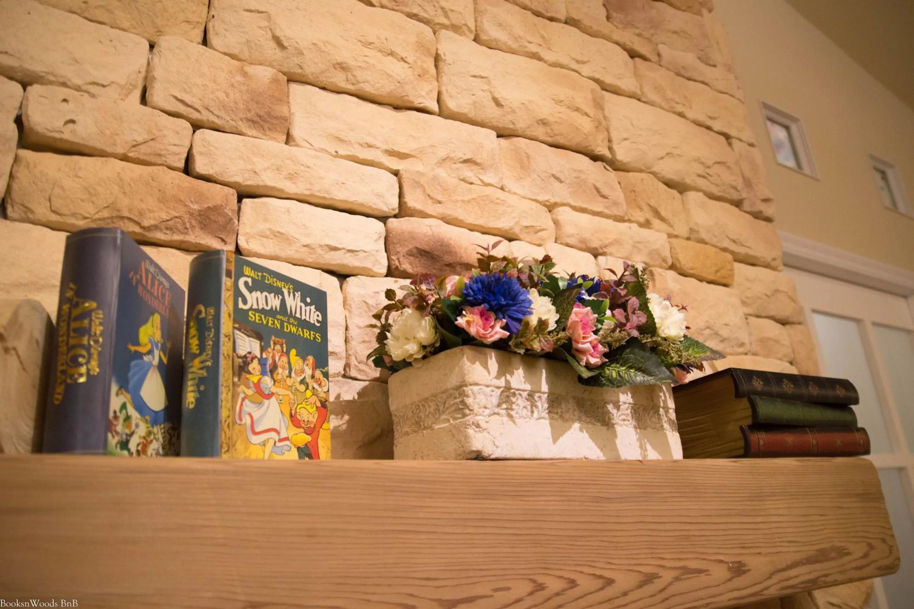 Lobby or reception in Books & Woods Bed and Breakfast