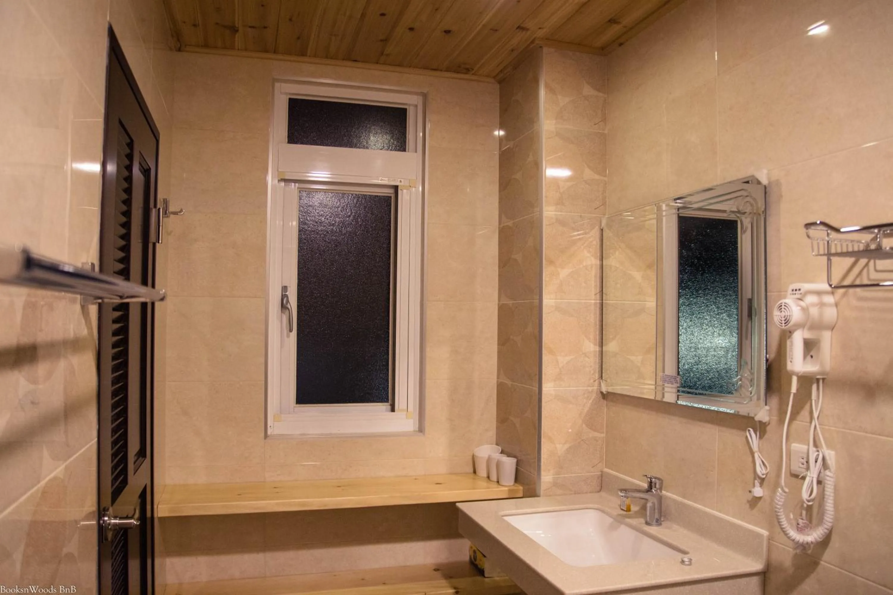 Bathroom in Books & Woods Bed and Breakfast