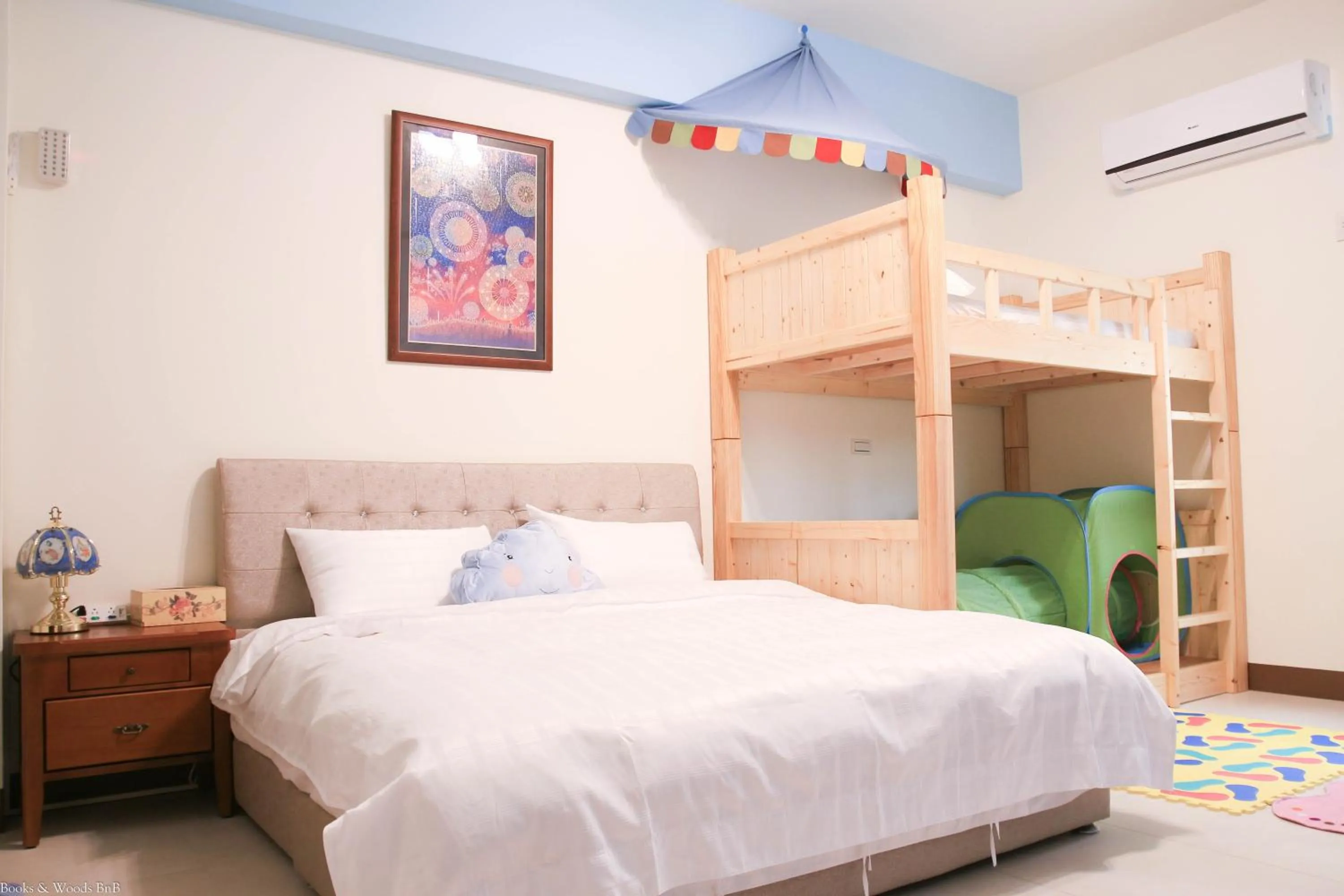 Photo of the whole room, Bed in Books & Woods Bed and Breakfast