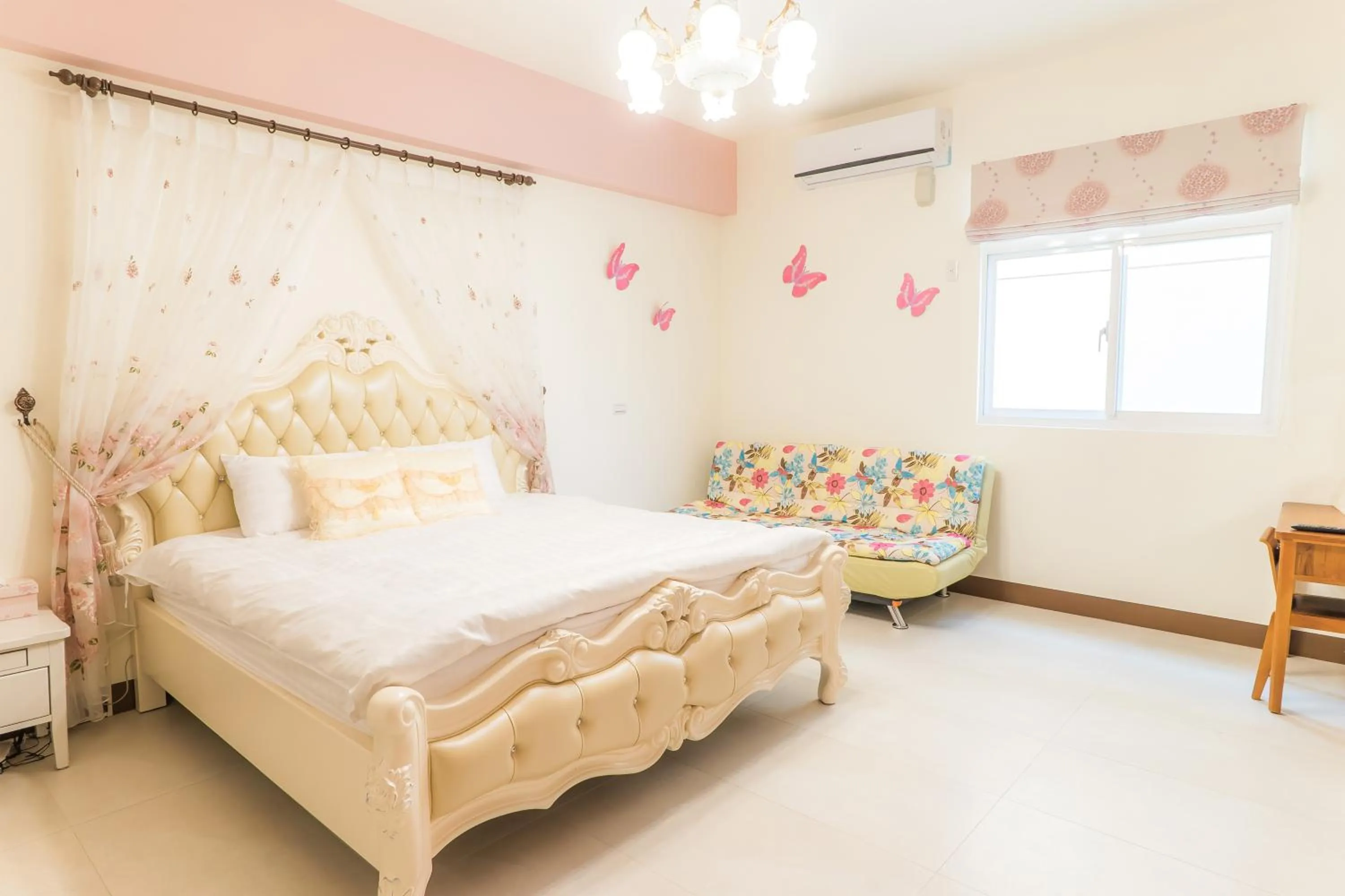 Photo of the whole room, Bed in Books & Woods Bed and Breakfast