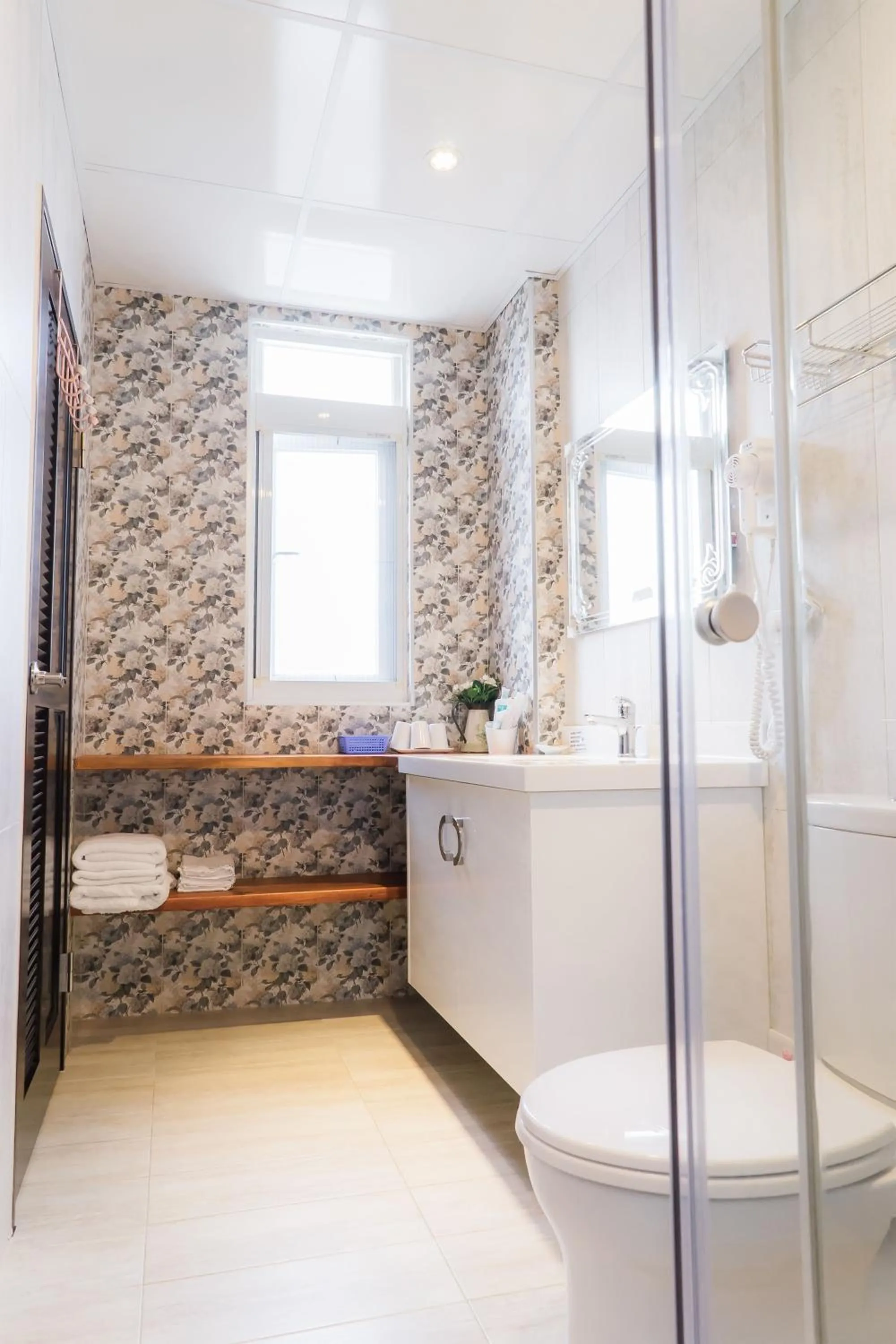 Shower in Books & Woods Bed and Breakfast