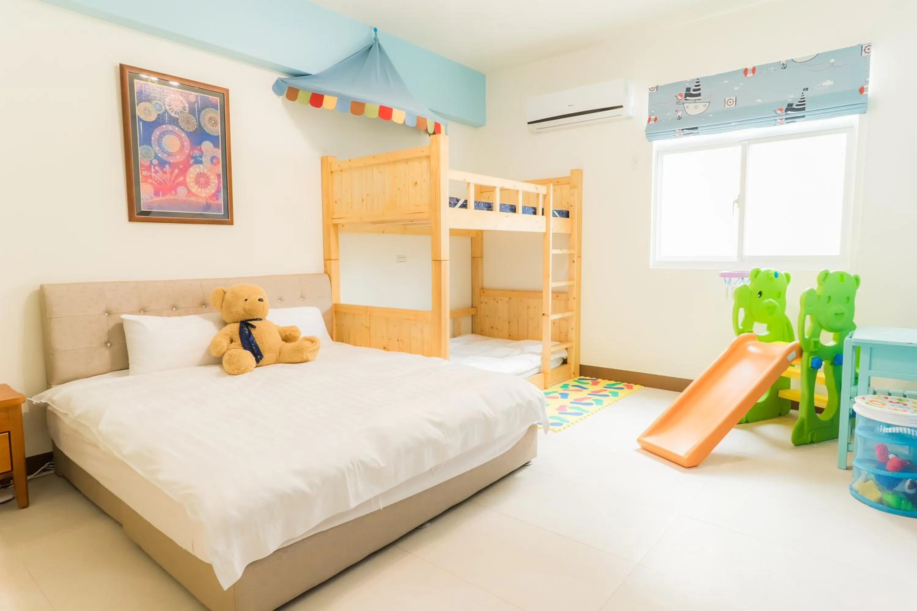 Photo of the whole room, Bed in Books & Woods Bed and Breakfast