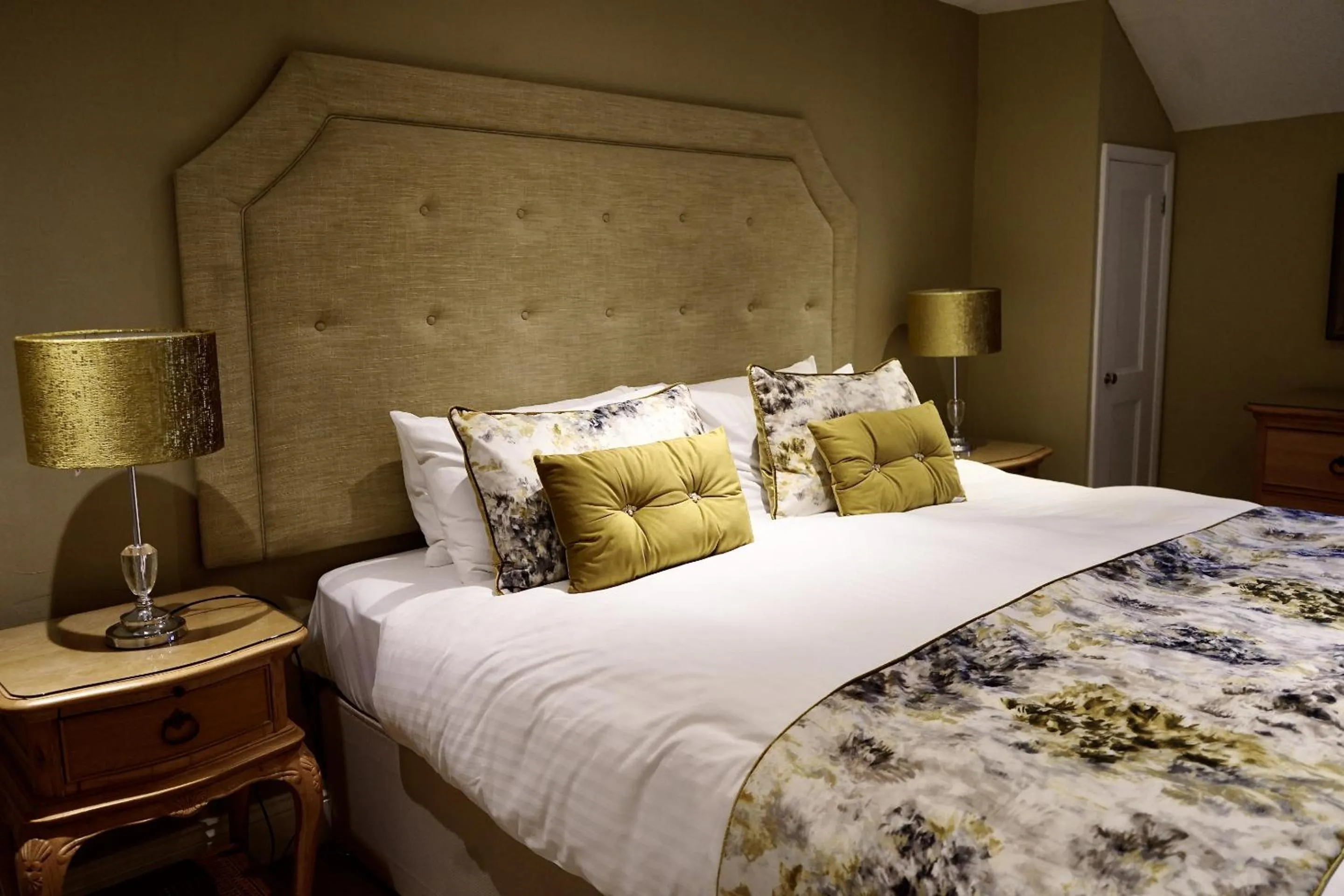 Bedroom, Bed in The Dragon Willington