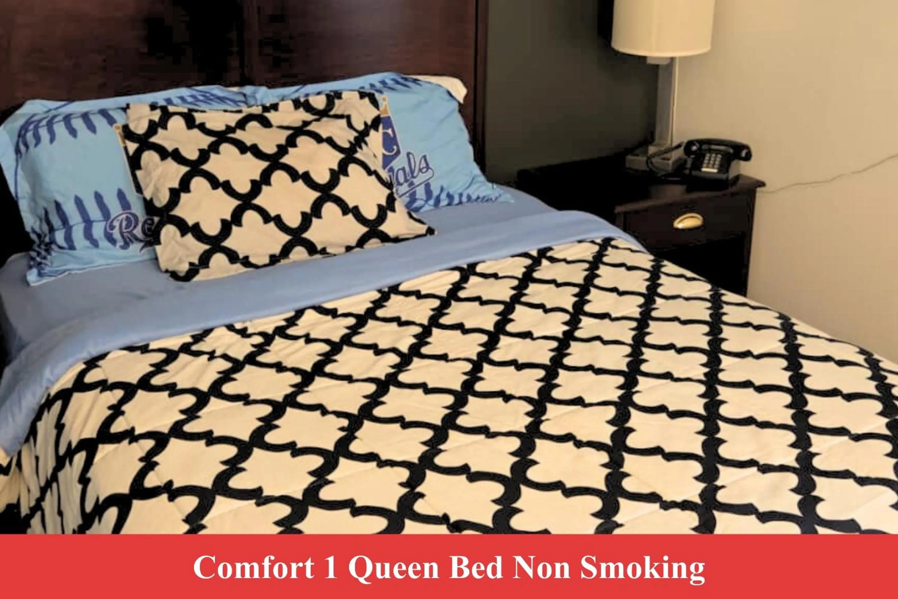 Deluxe Queen Room in Blue Way Inn by Jasper Hutchinson