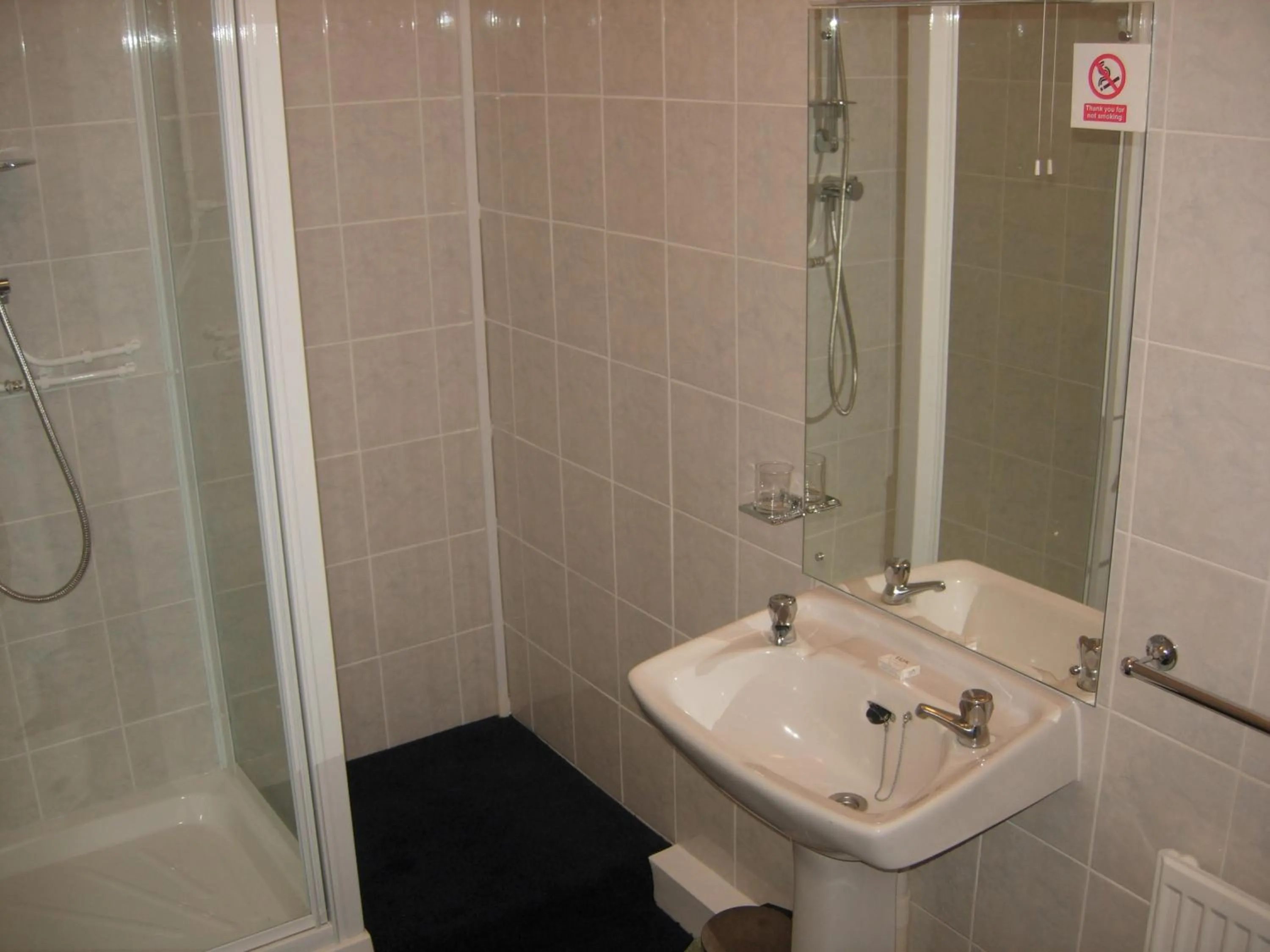 Bathroom in Longfield Guest House