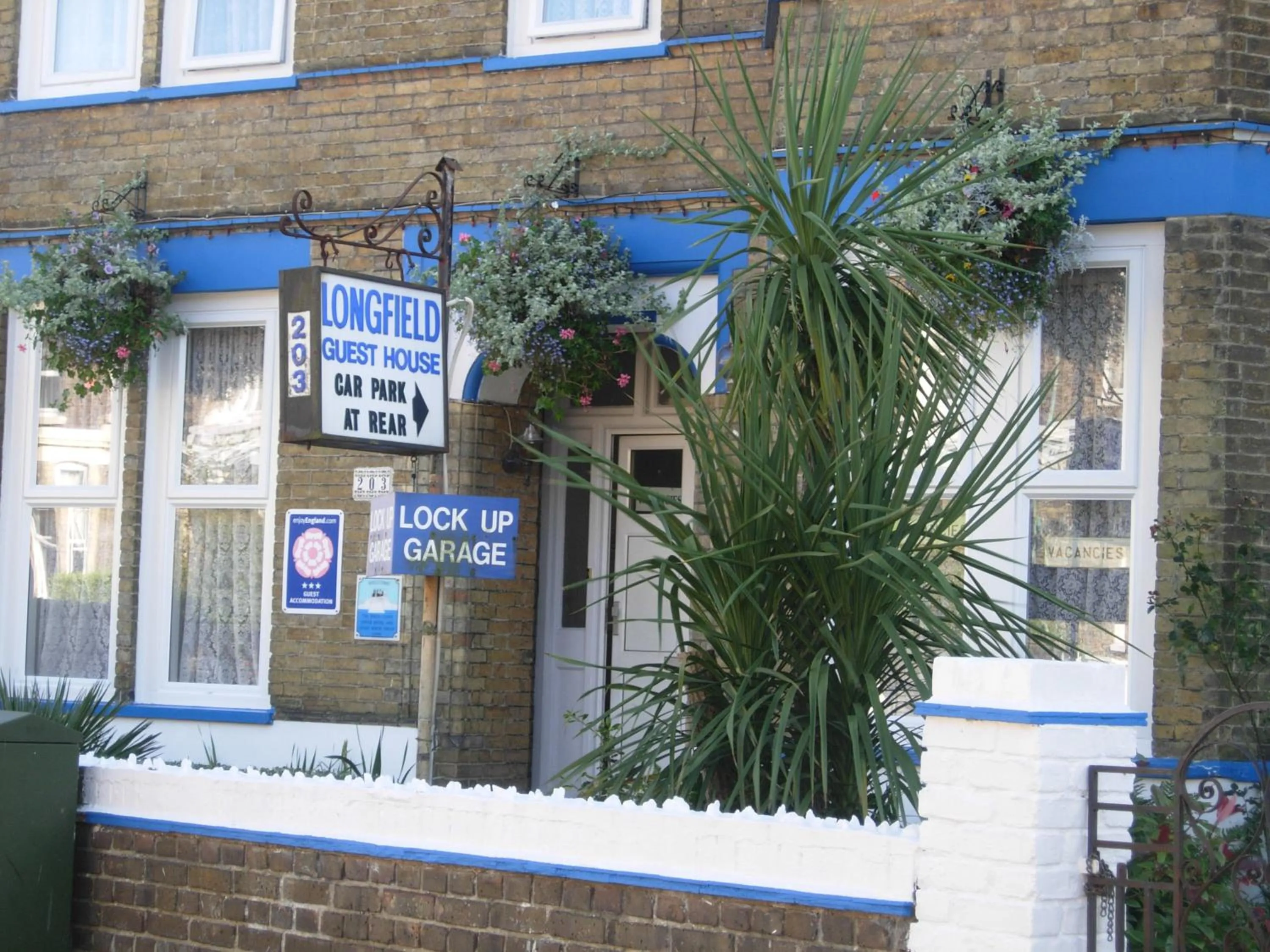 Facade/entrance in Longfield Guest House