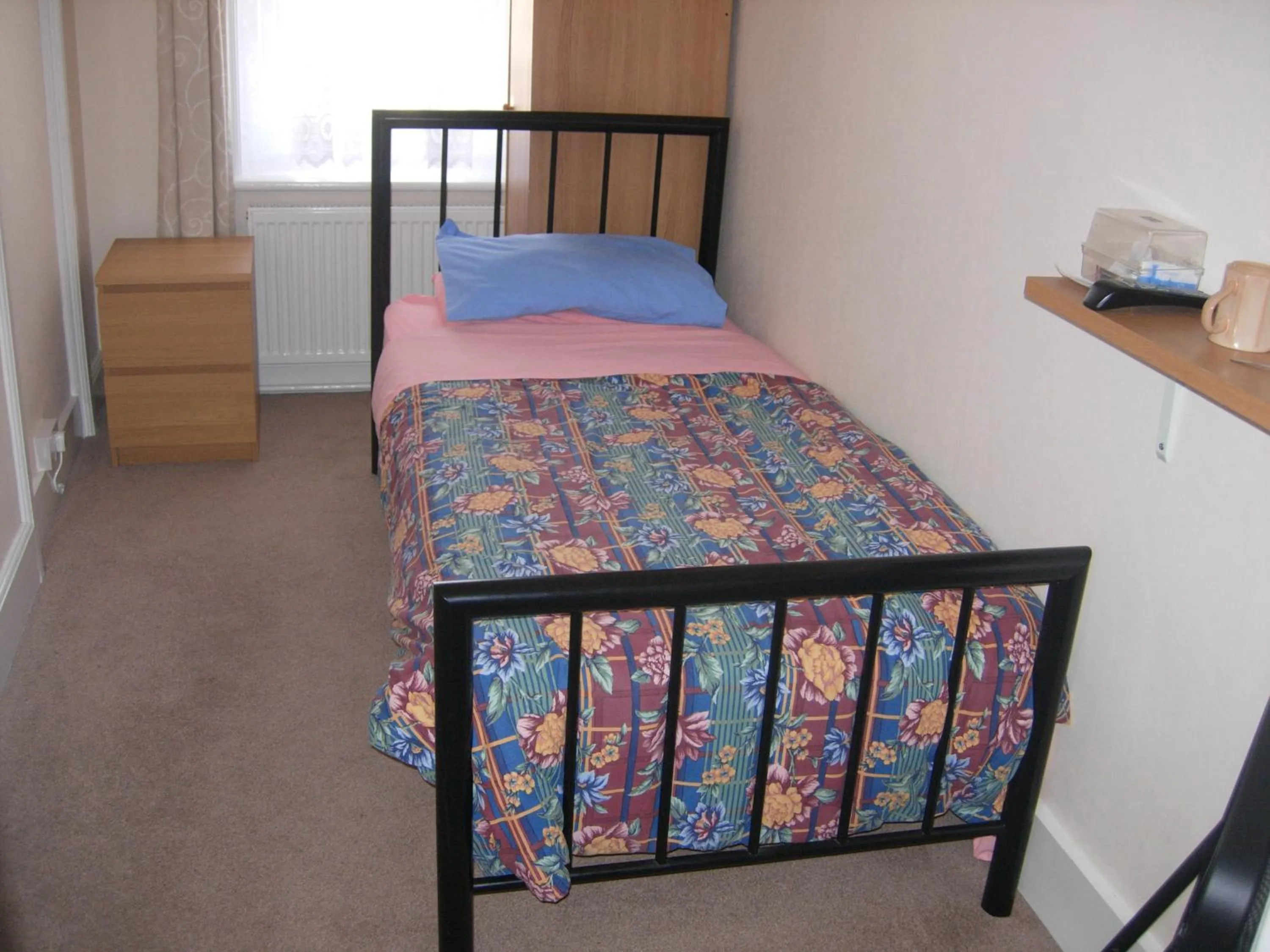 Bedroom, Bed in Longfield Guest House