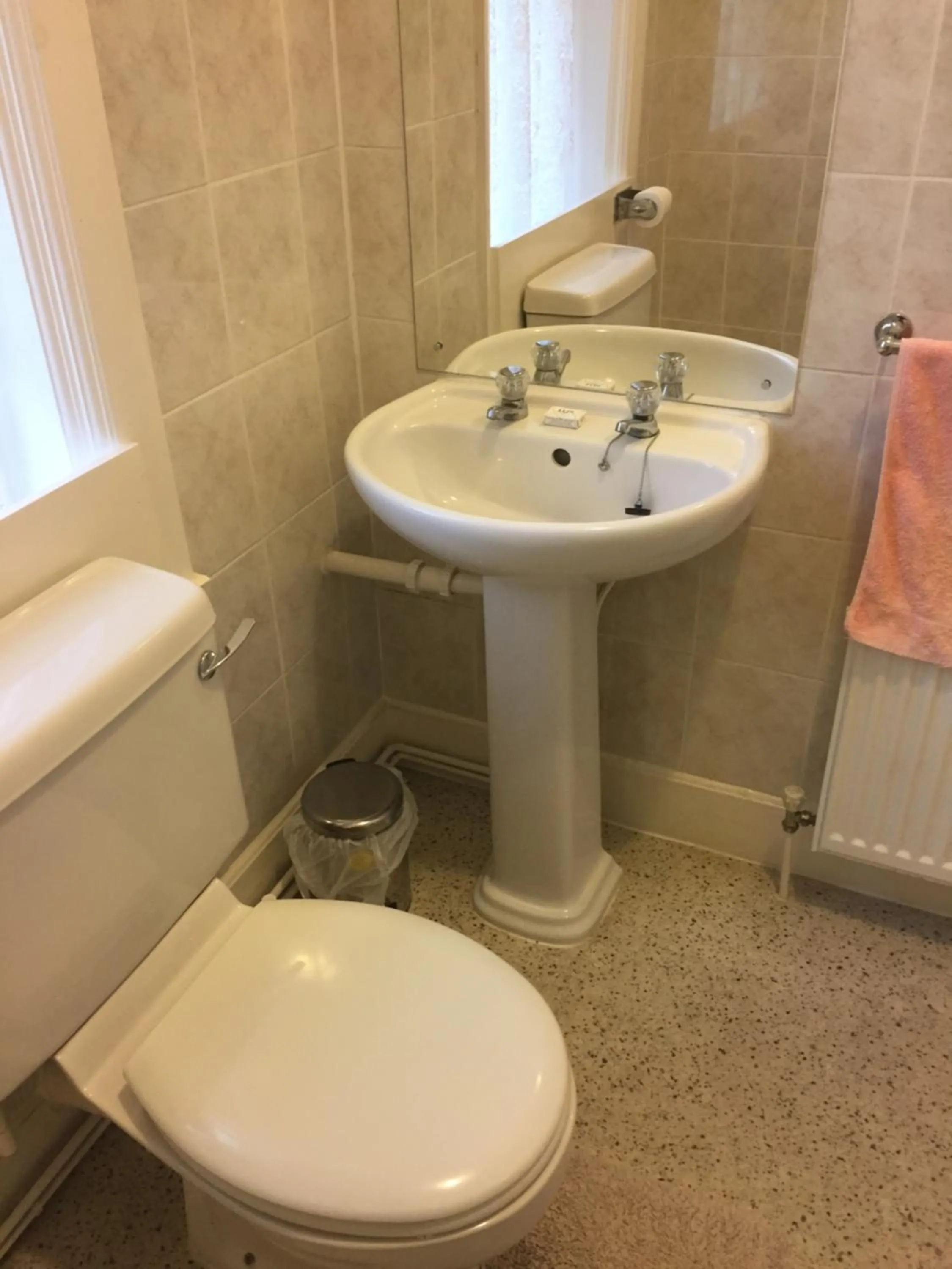 Bathroom in Longfield Guest House