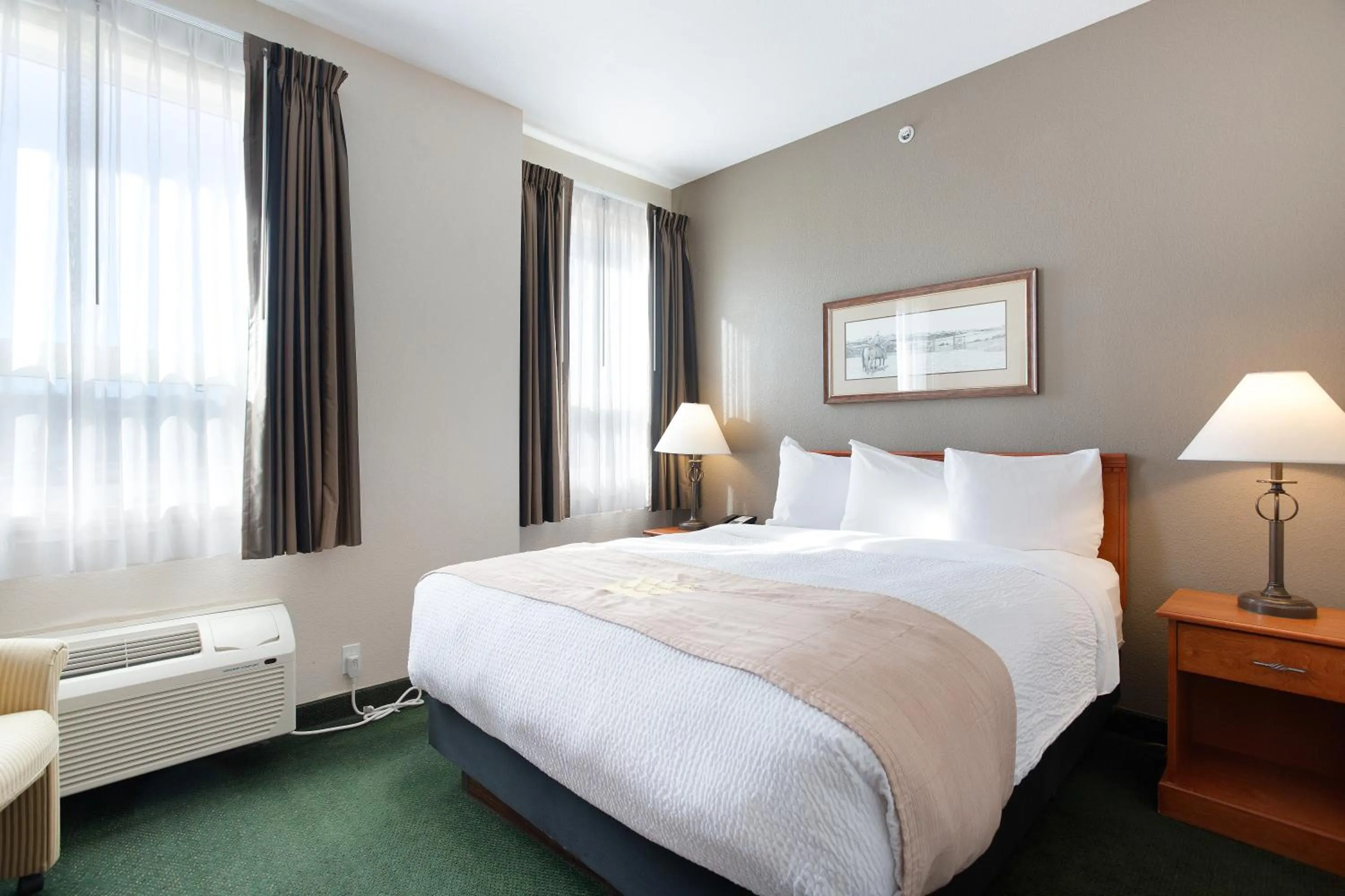 Bed in Lakeview Inns & Suites - Okotoks