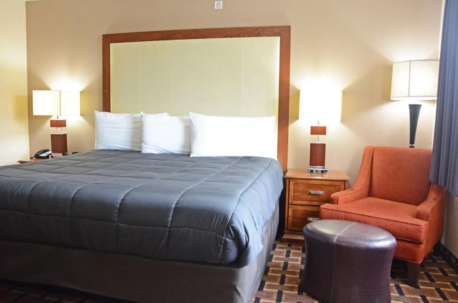 Seating area, Bed in Heritage Grand Inn