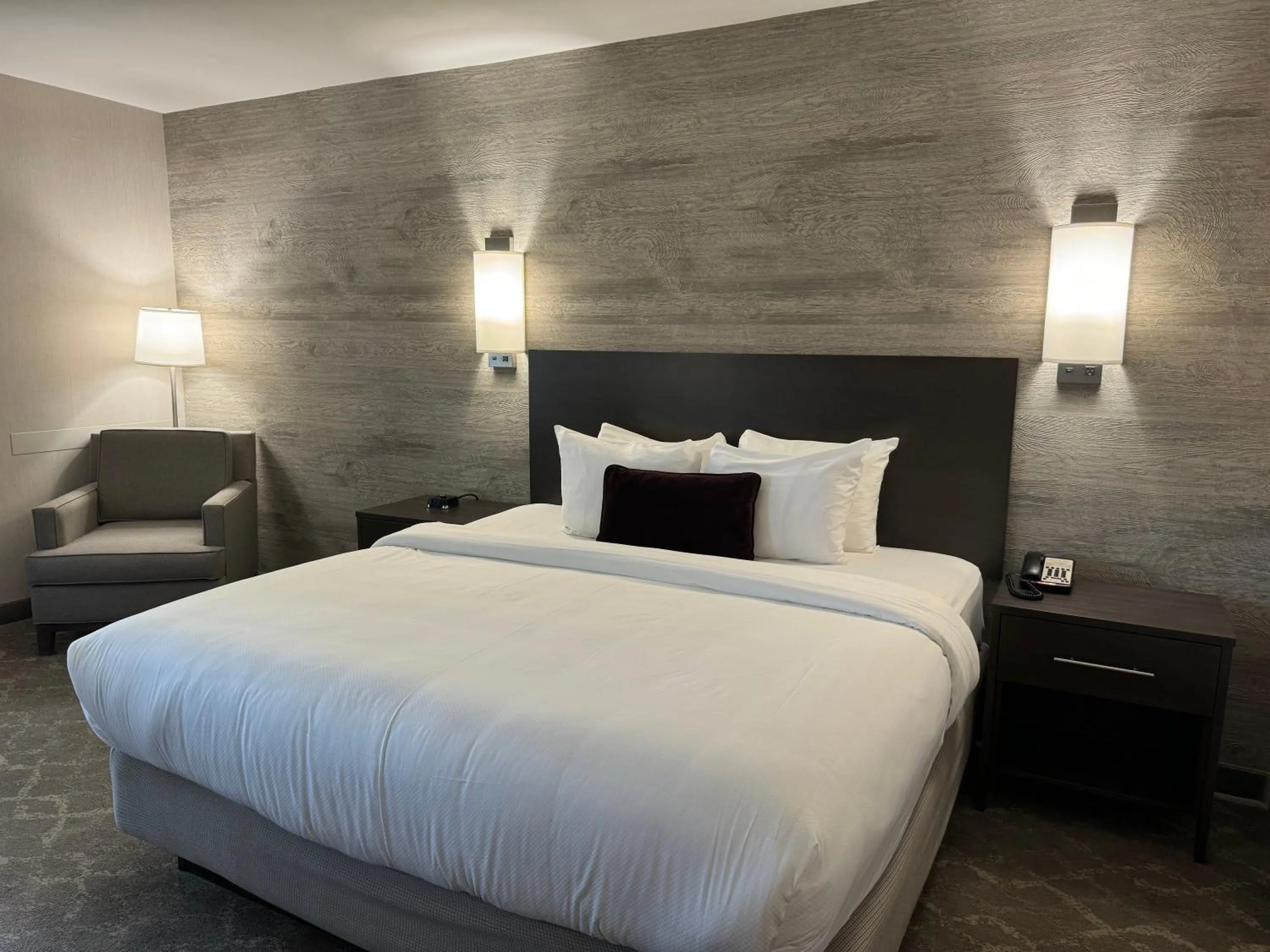 Bed in Normandy Farm Hotel & Conference Center