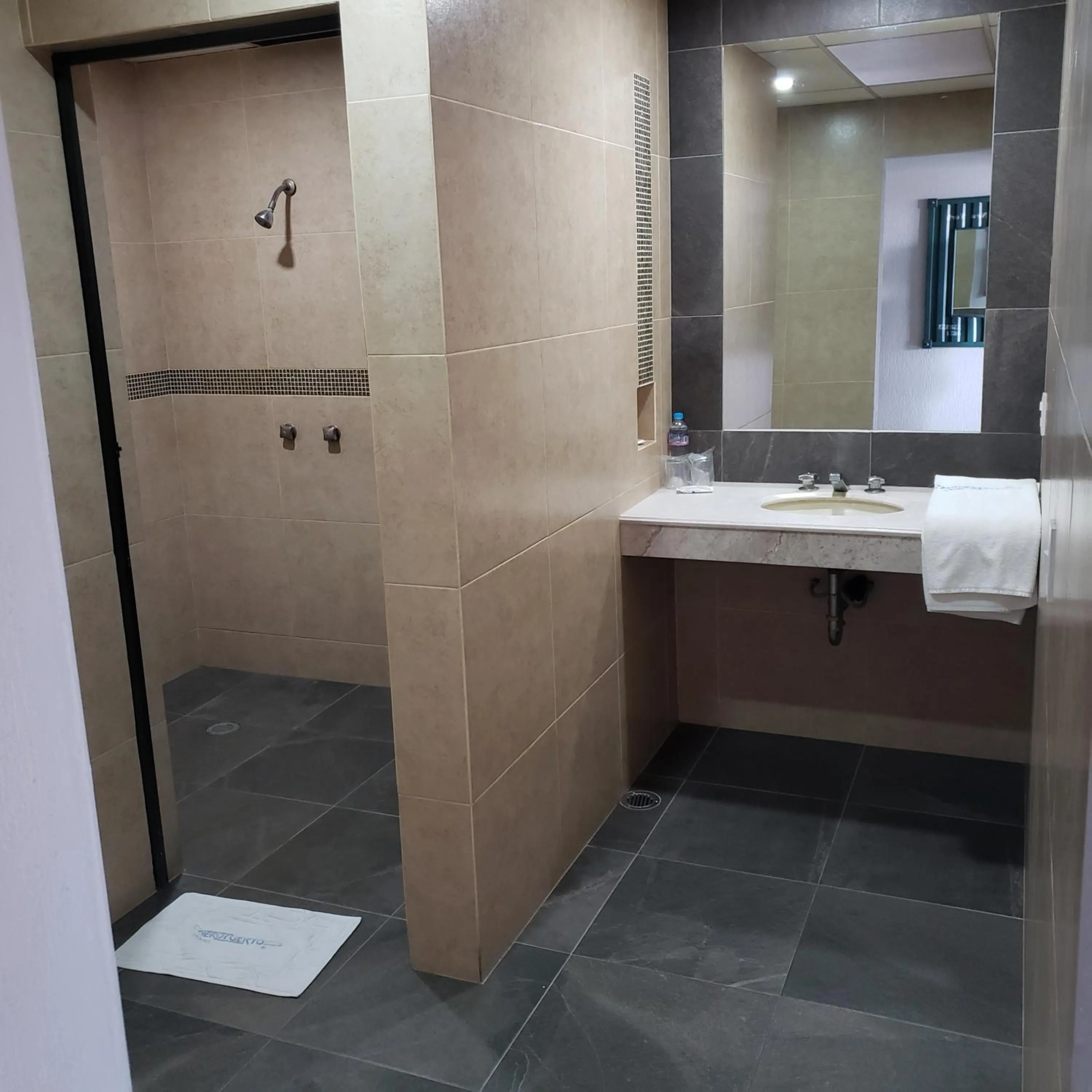 Shower in Hotel Aeropuerto