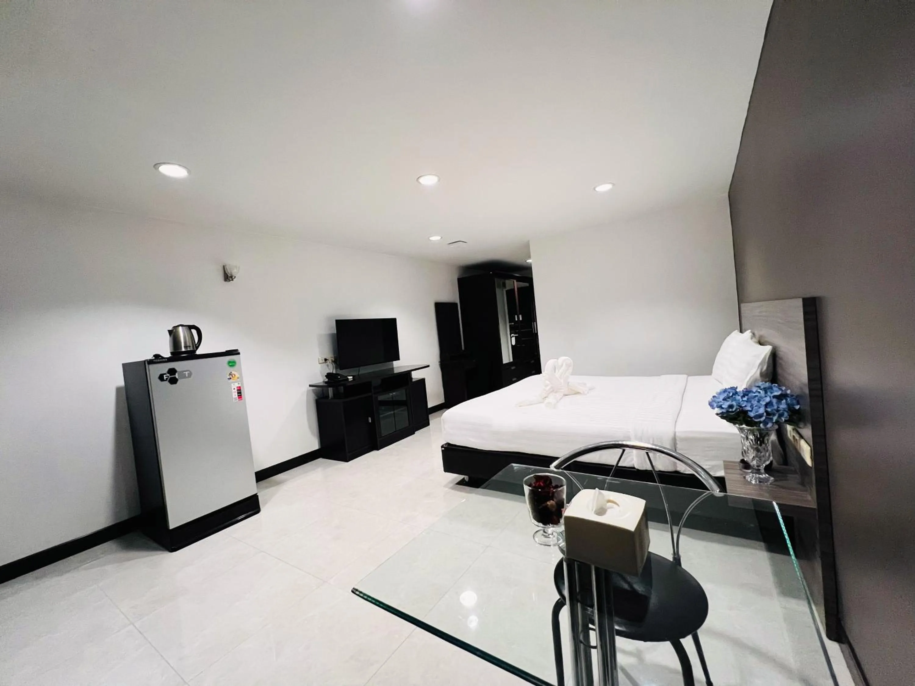 Photo of the whole room, Bed in 14 Place