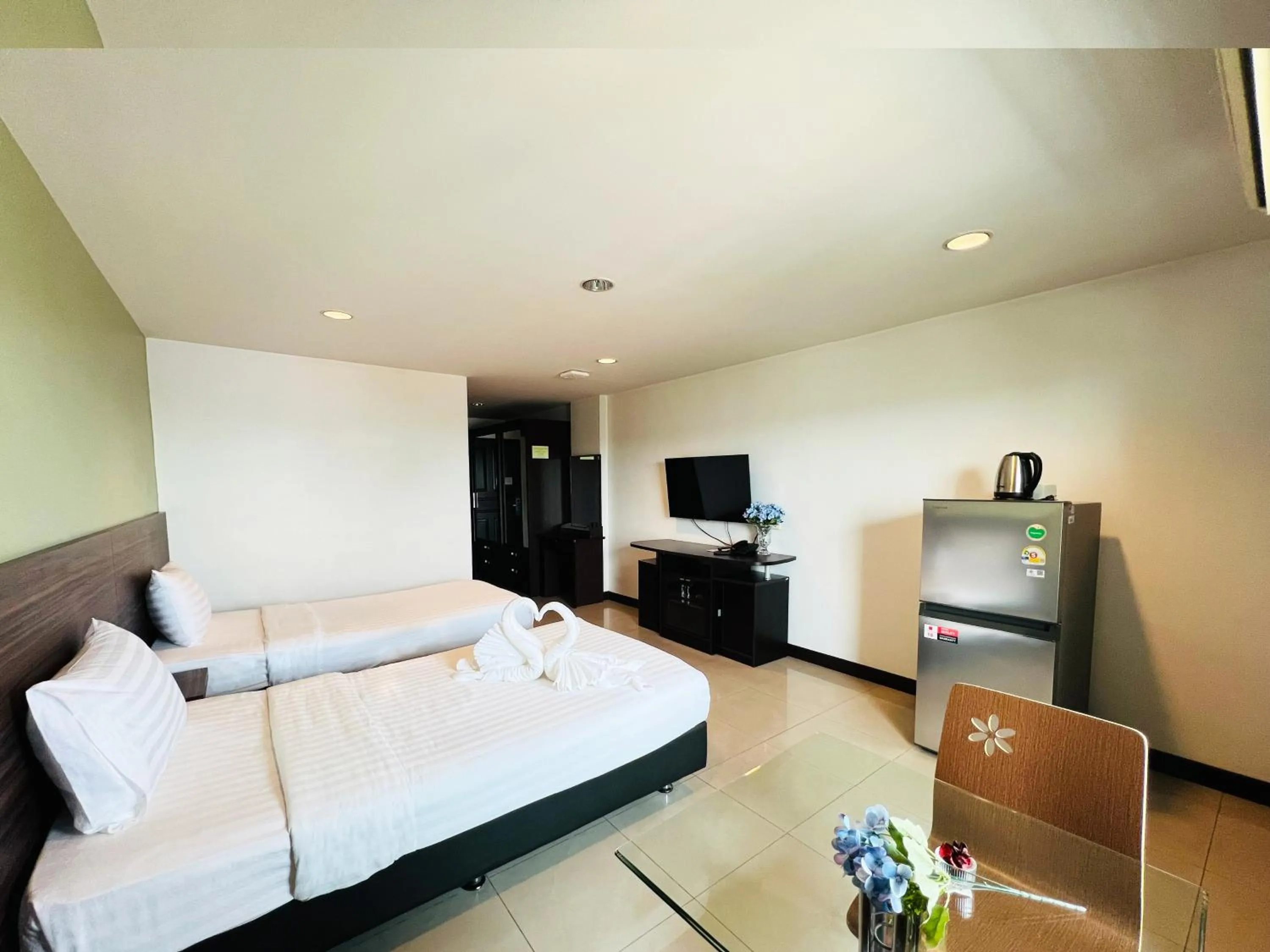 Photo of the whole room, Bed in 14 Place