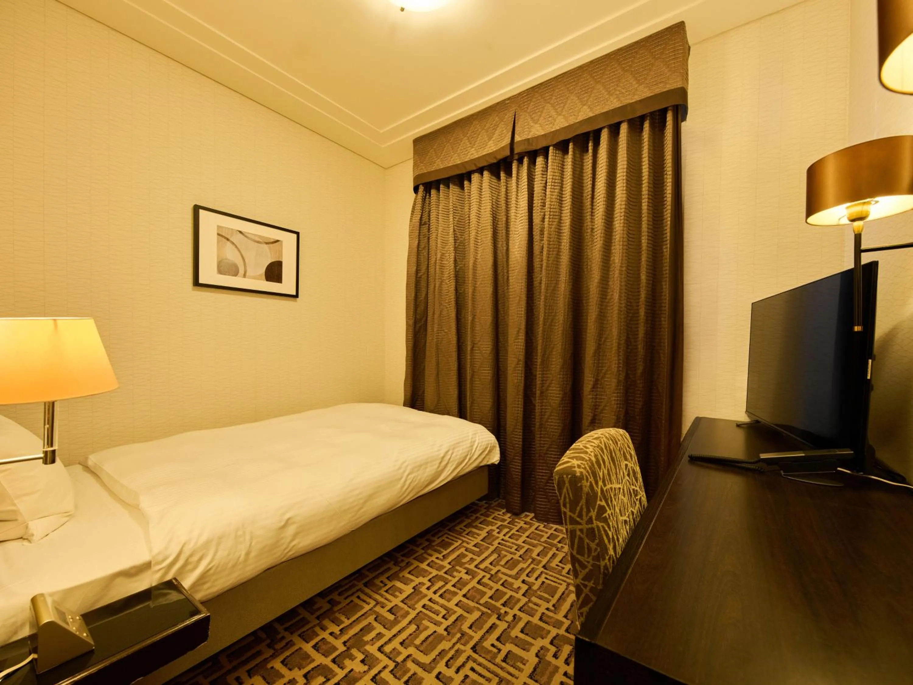 Photo of the whole room, Bed in Okura Chiba Hotel