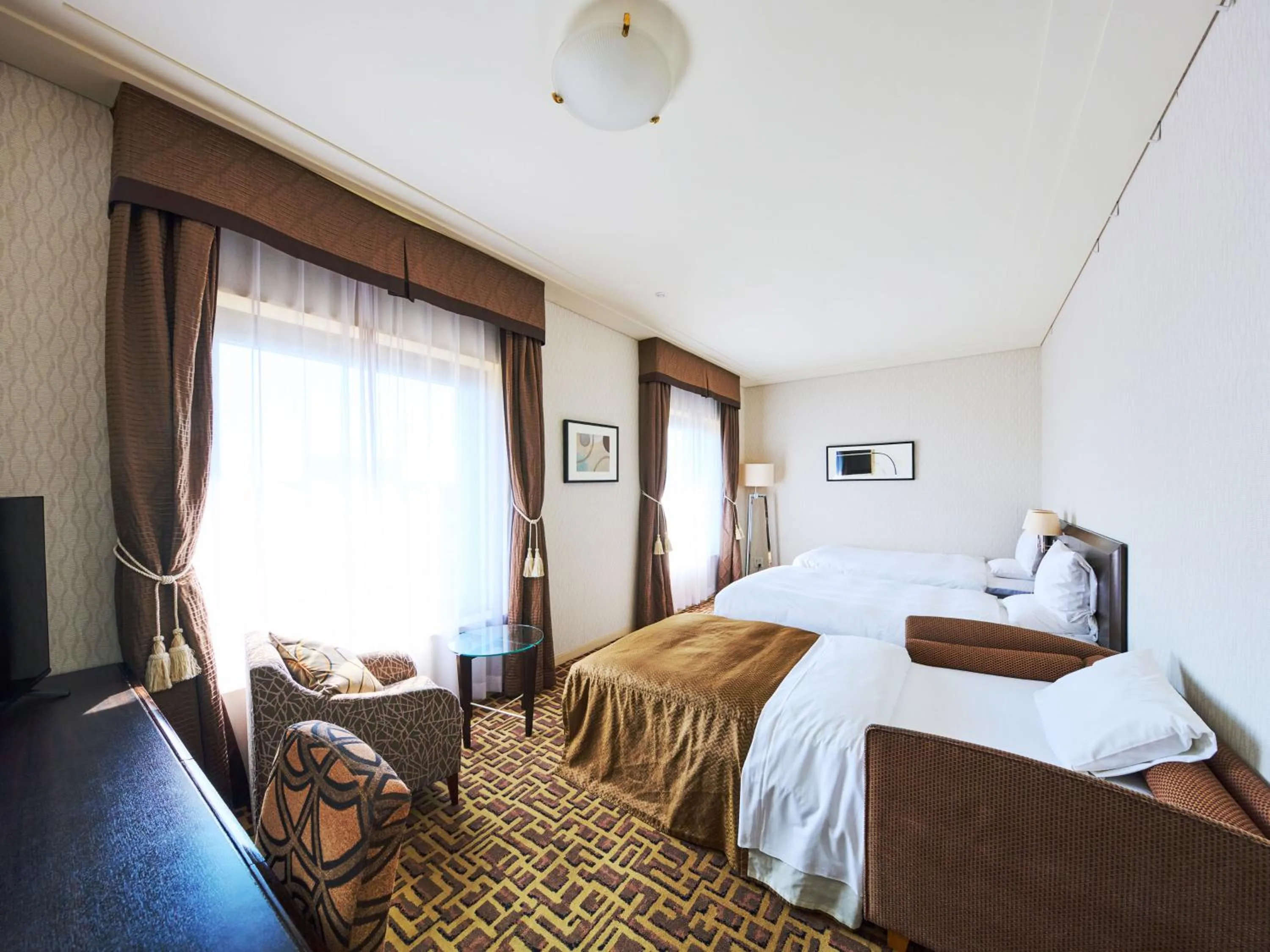 Photo of the whole room, Bed in Okura Chiba Hotel